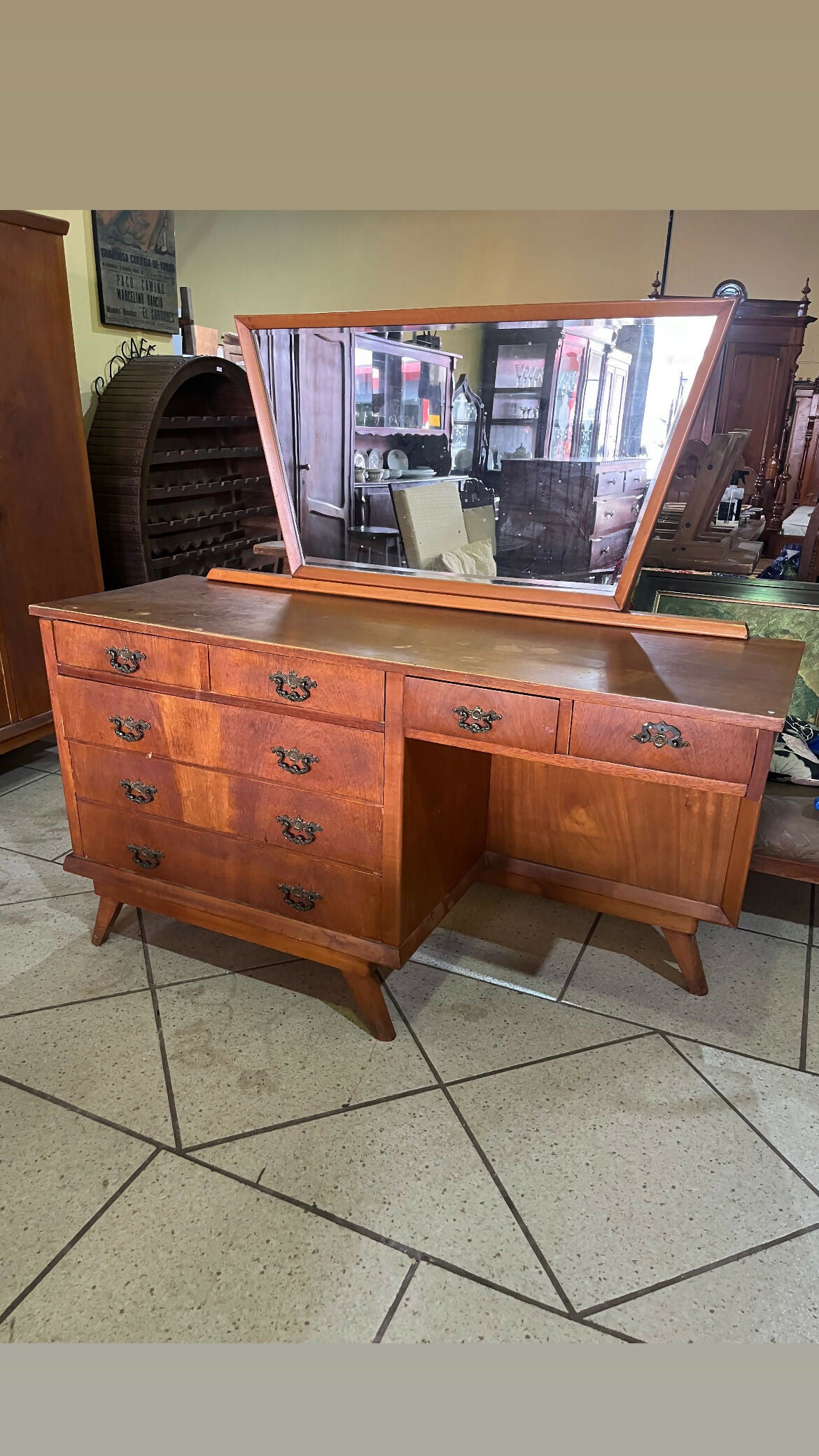 CÔMODA/ESCRIVANINHA/PENTEADEIRA ANOS 50 pés palito (temos o guarda roupas também)