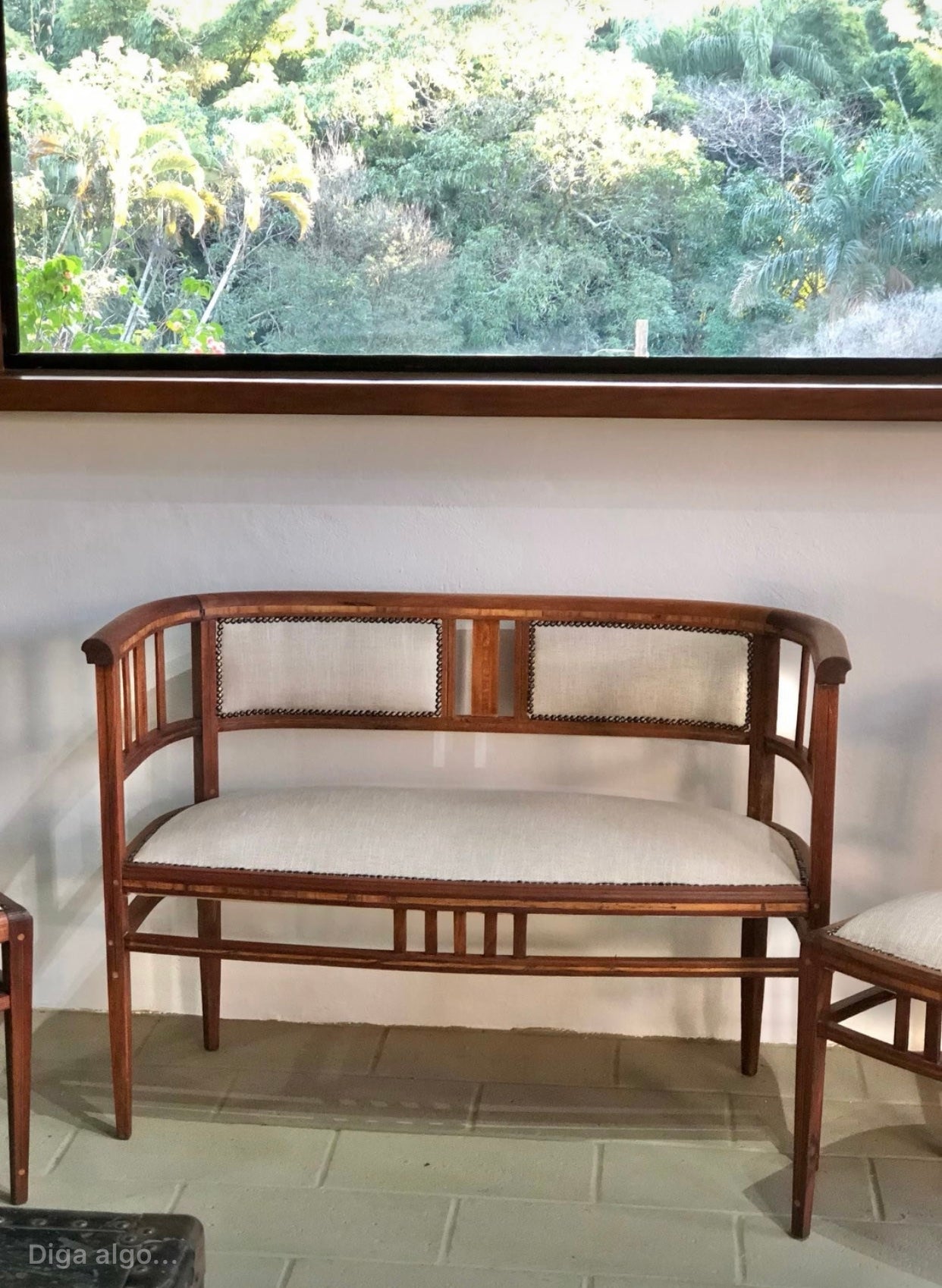 Namoradeira / Canapé em estilo Art Déco com estofado claro com tachinhas