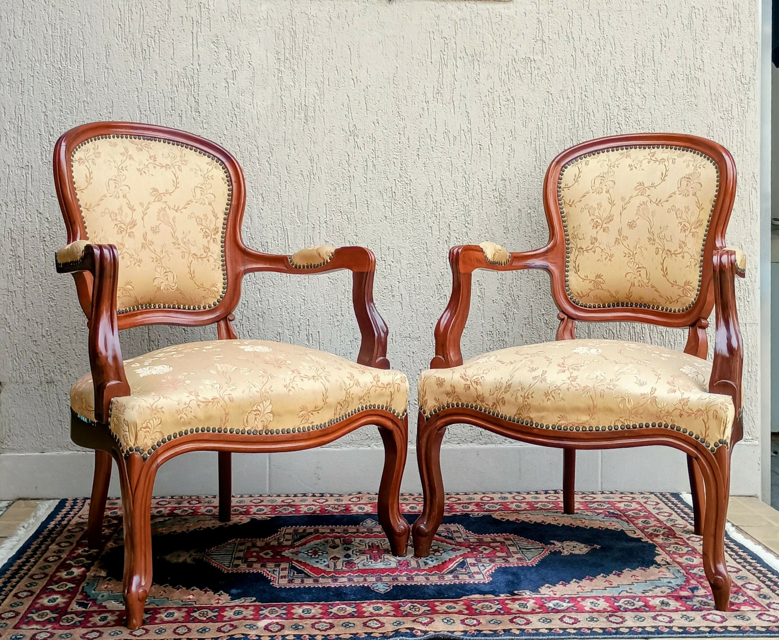 PAR DE POLTRONAS ESTILO LUÍS XV EM MADEIRA MACIÇA COM ESTOFAMENTO EM GOBELIN