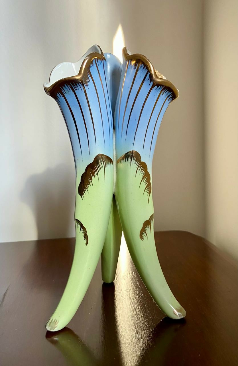 Vaso escultórico em porcelana com 3 apoios (DMCPS_234)