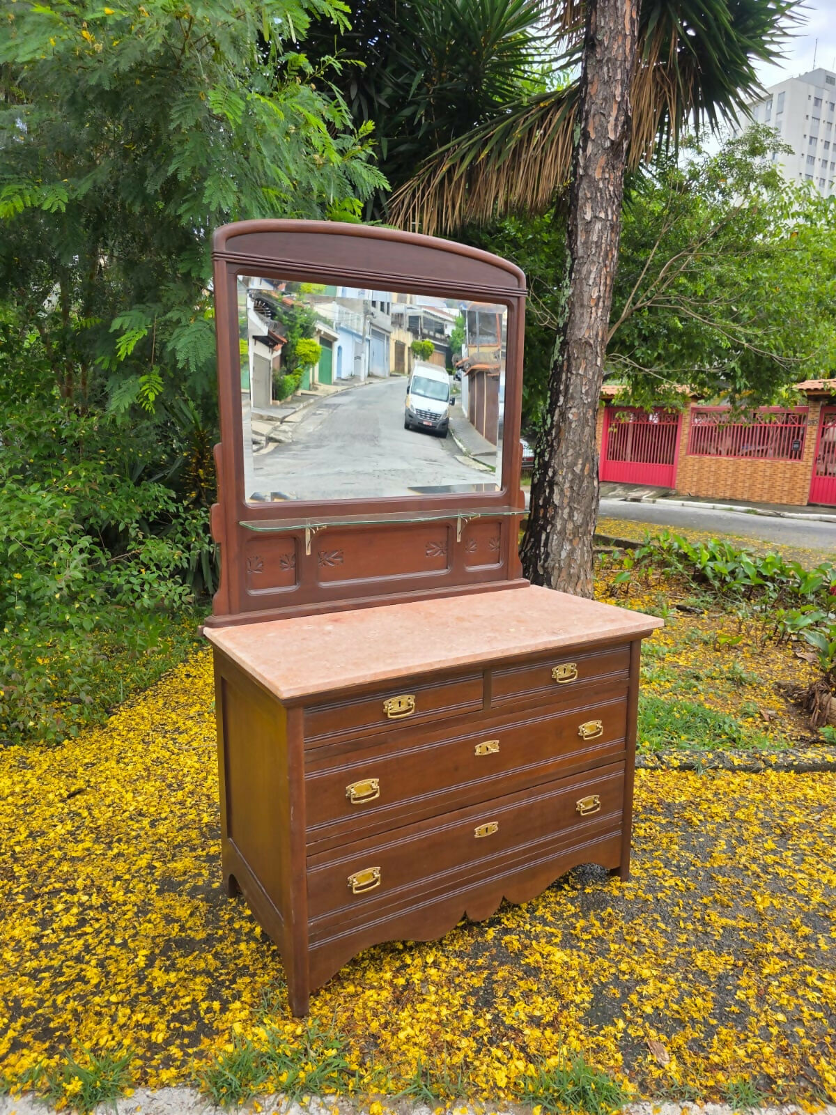 Cômoda/Penteadeira Art Nouveau em imbuia, com espelho bisotê e delicados detalhes entalhados.