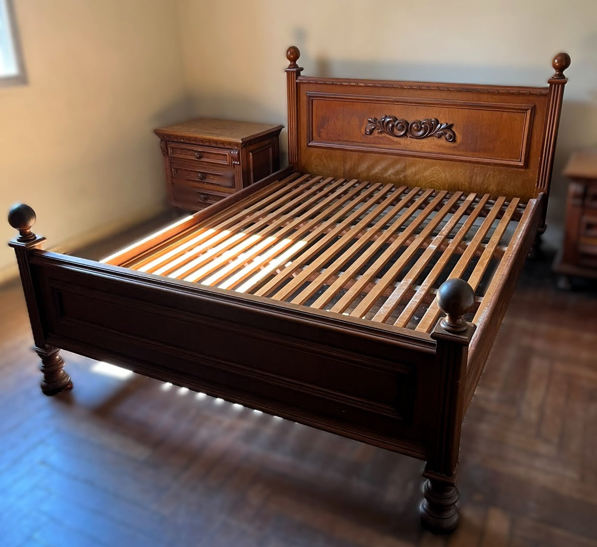 Cama de casal em madeira maciça com detalhes entalhados 