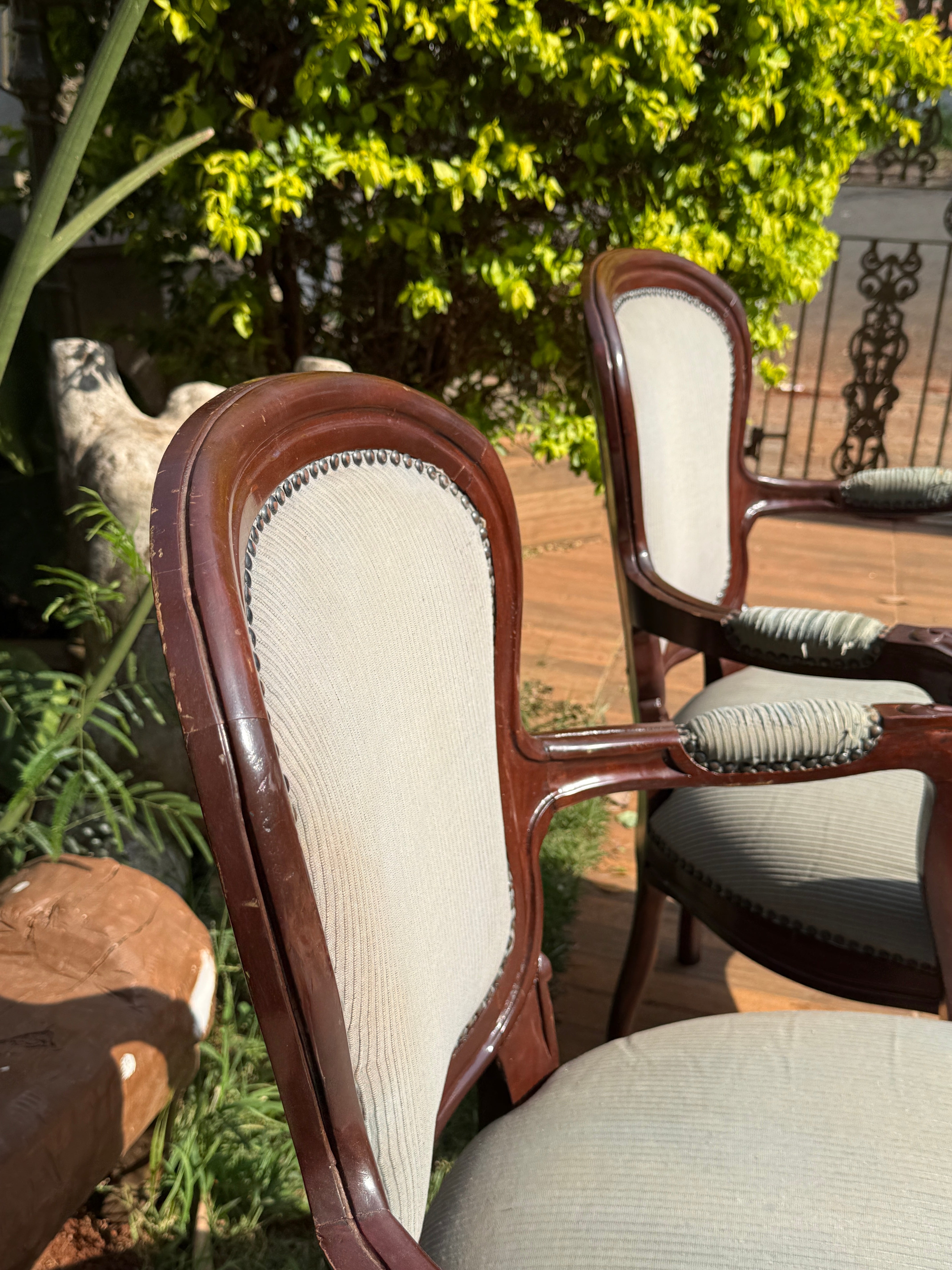 Par de poltronas com braço Luiz XV Estrutura toda em madeira de lei (detalhes no tecido) 
