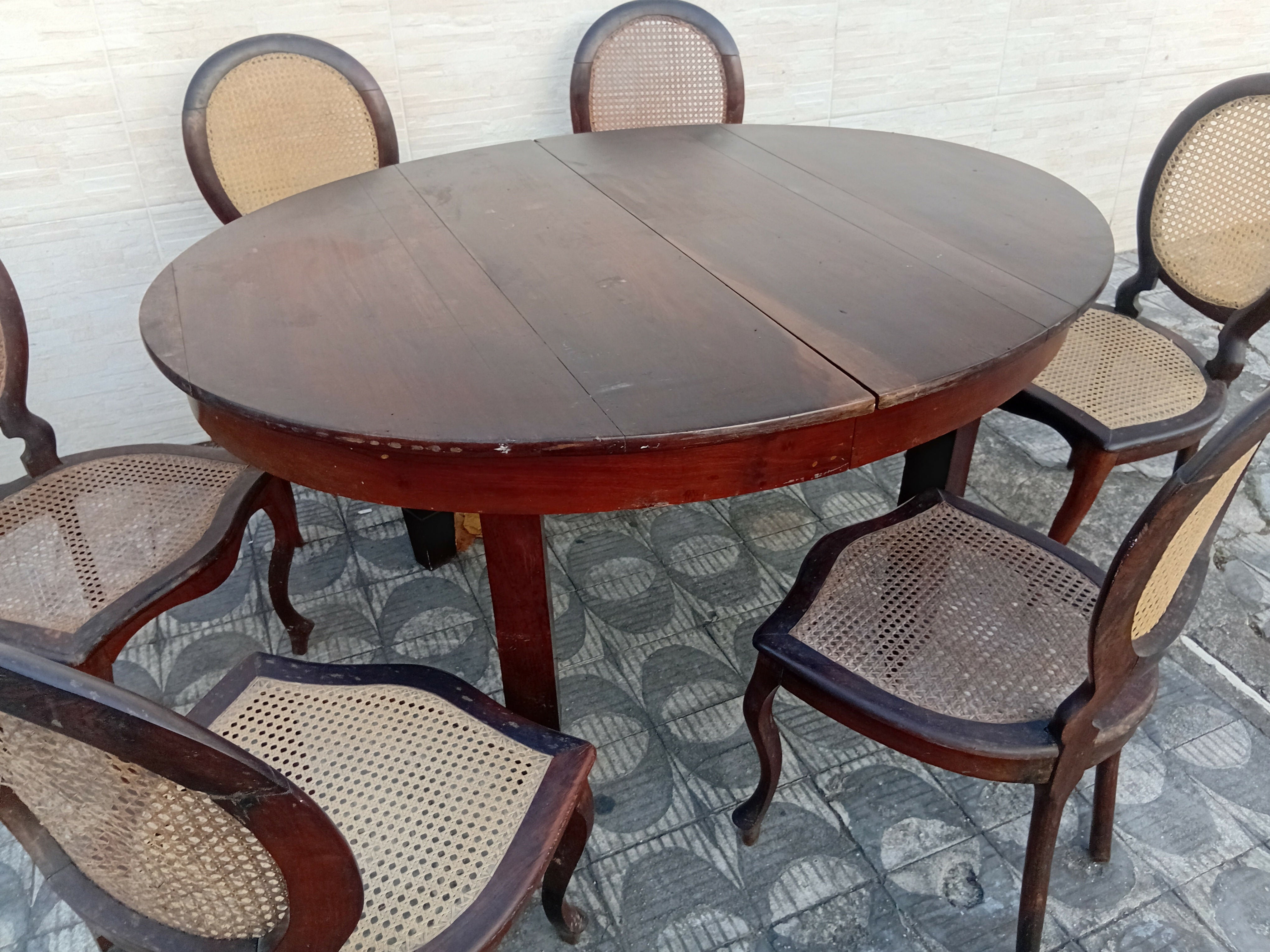 Jogo de mesa Oval com 6 cadeiras em Jacarandá