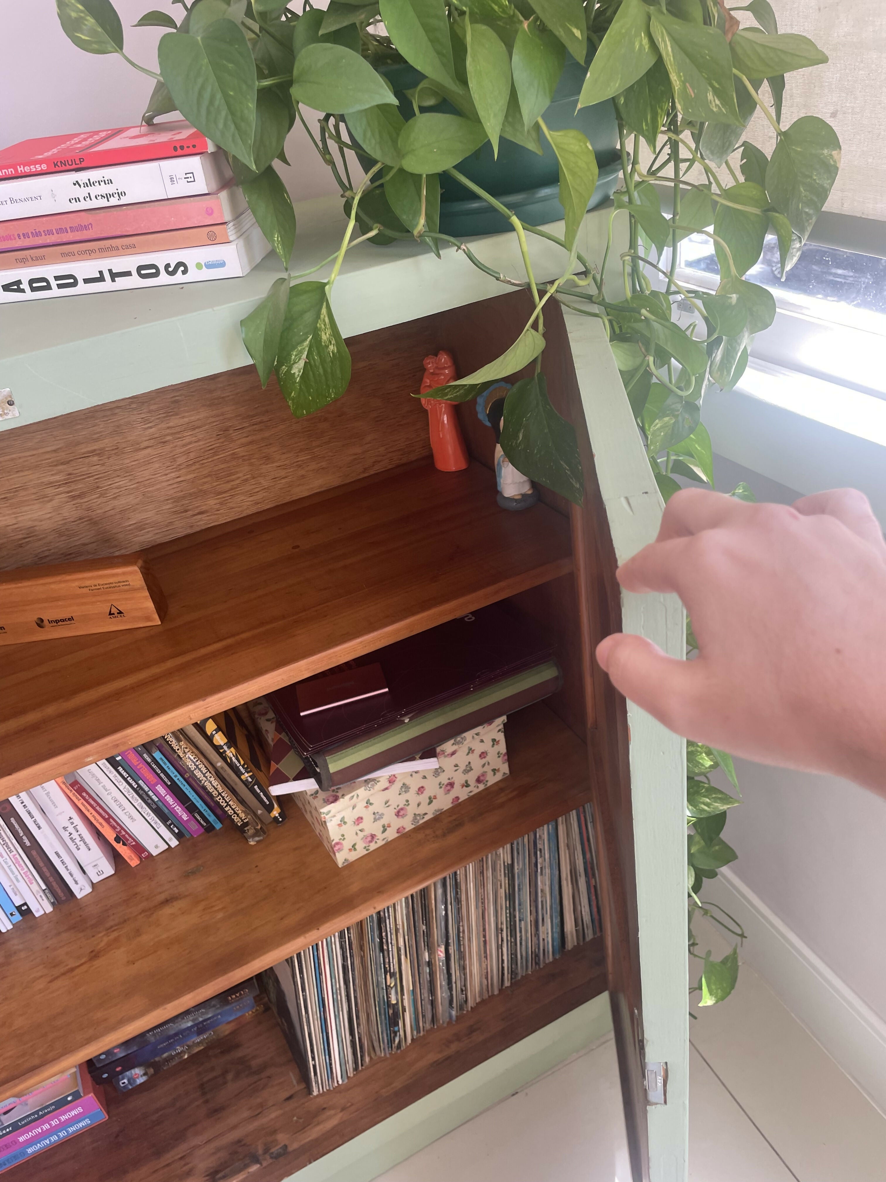 Armário de fazenda anos 40 em Peroba com pintura pistache