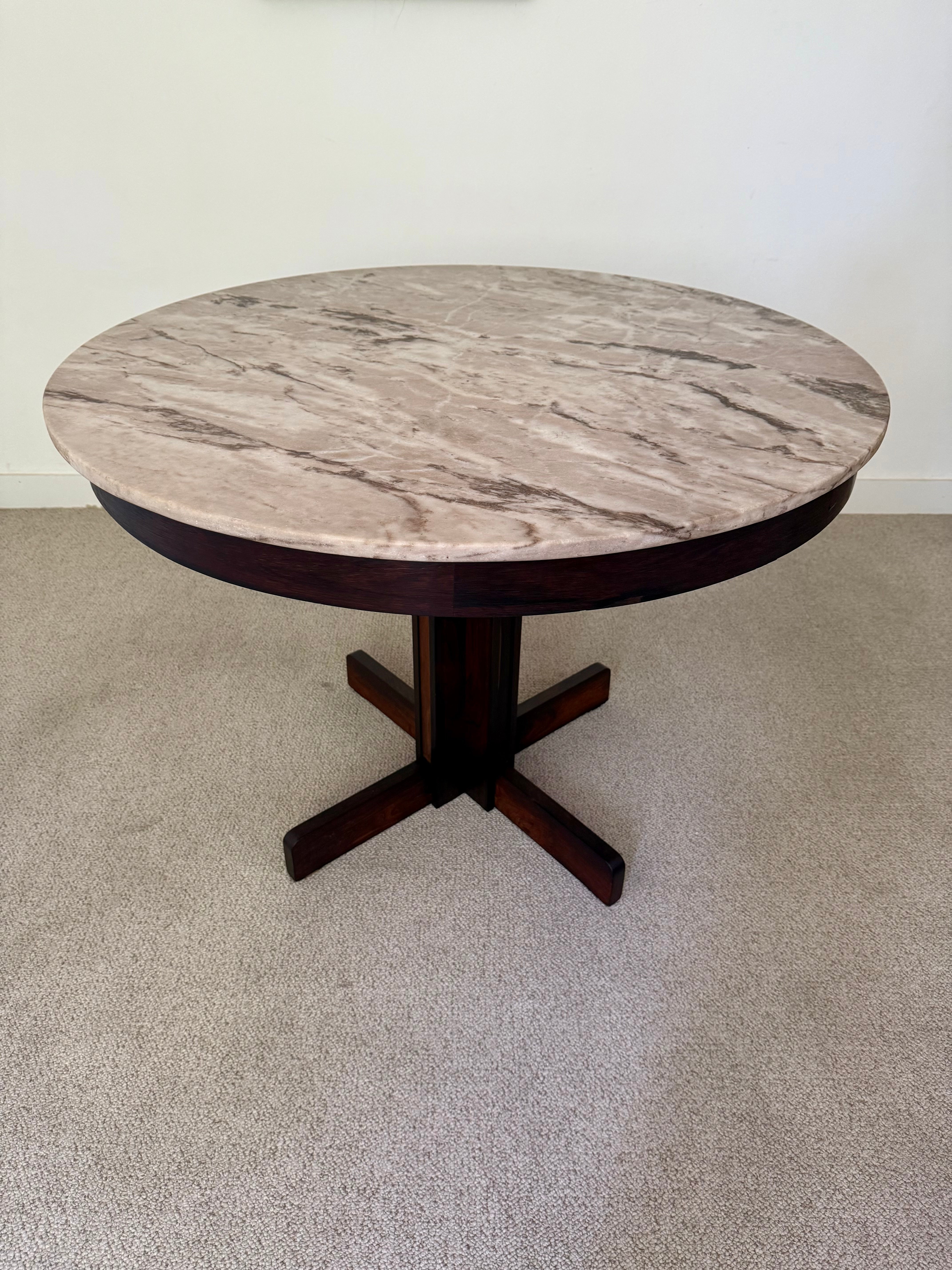 Mesa de jantar redonda em jacarandá e mármore anos 60