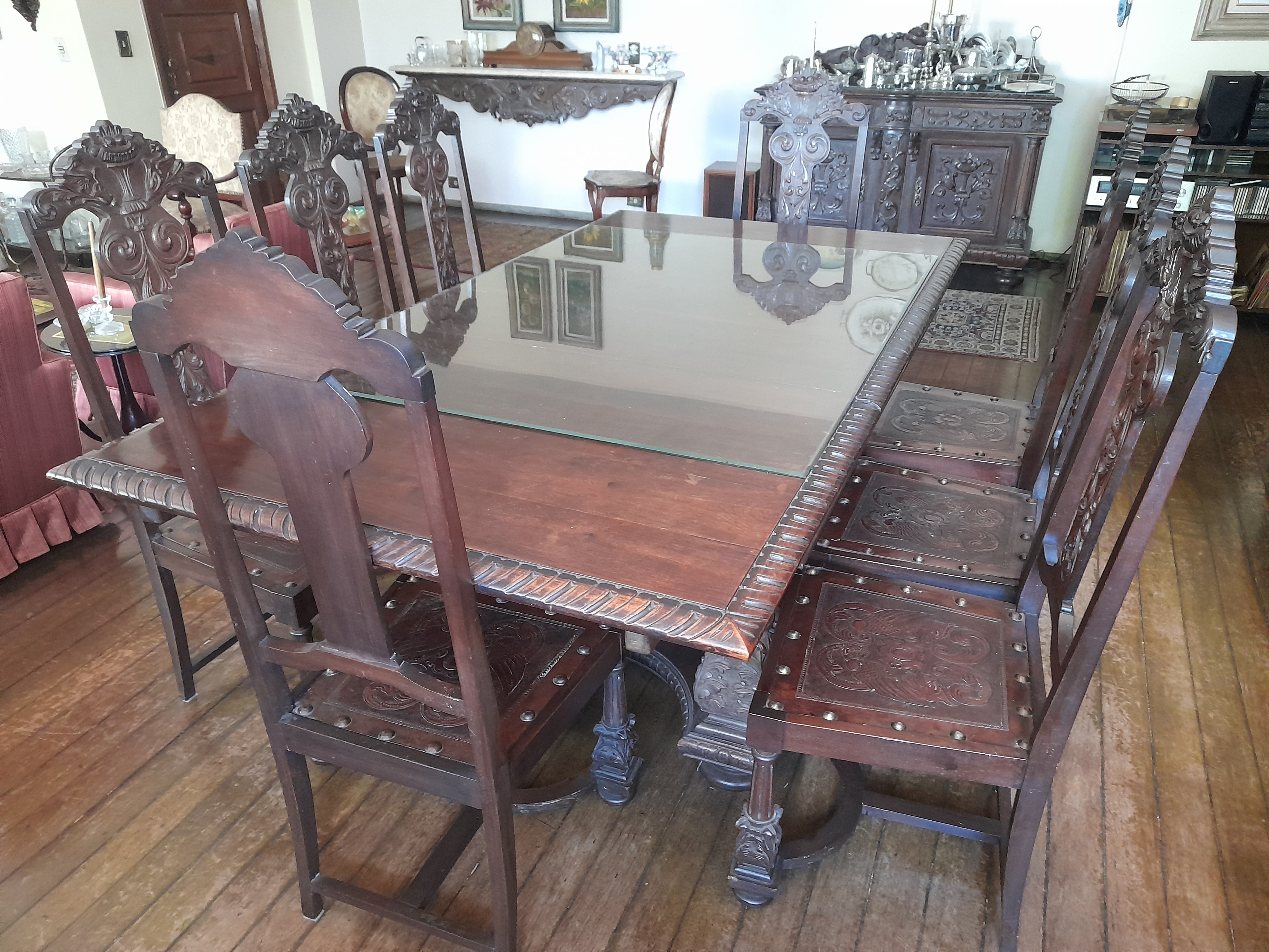 CONJUNTO SALA DE JANTAR CLÁSSICO ENTALHADO EM MADEIRA NOBRE – ESTILO RENASCENTISTA (Mesa, cadeiras, Buffet, Cristaleira) 