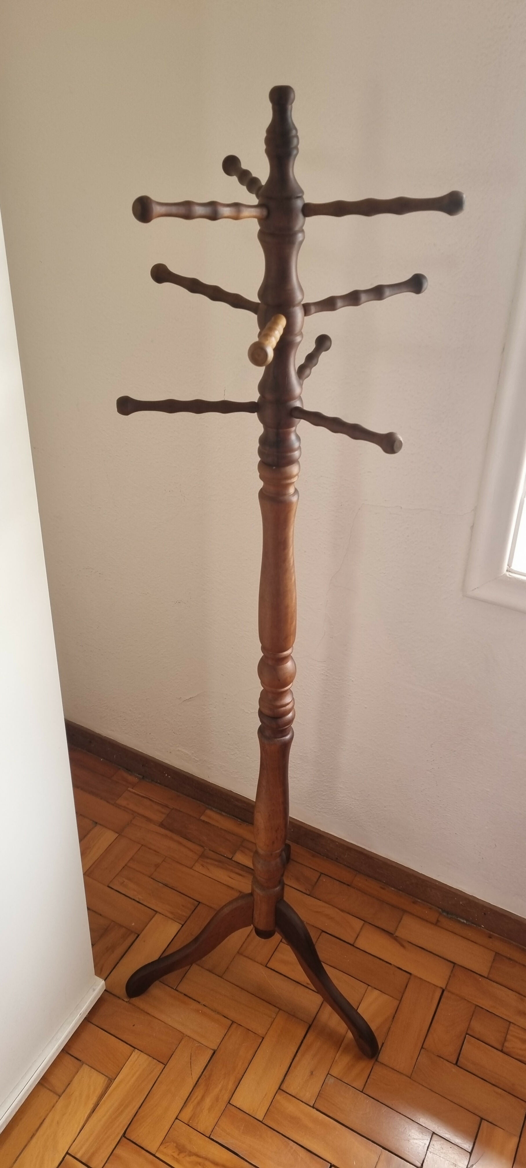Antigo Cabideiro em Imbuia