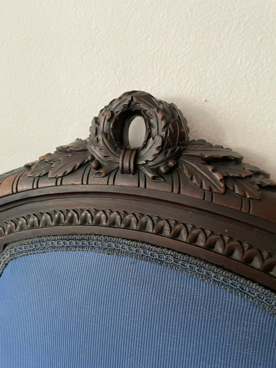 Majestosa Poltrona Luís XVI entalhada azul século XIX