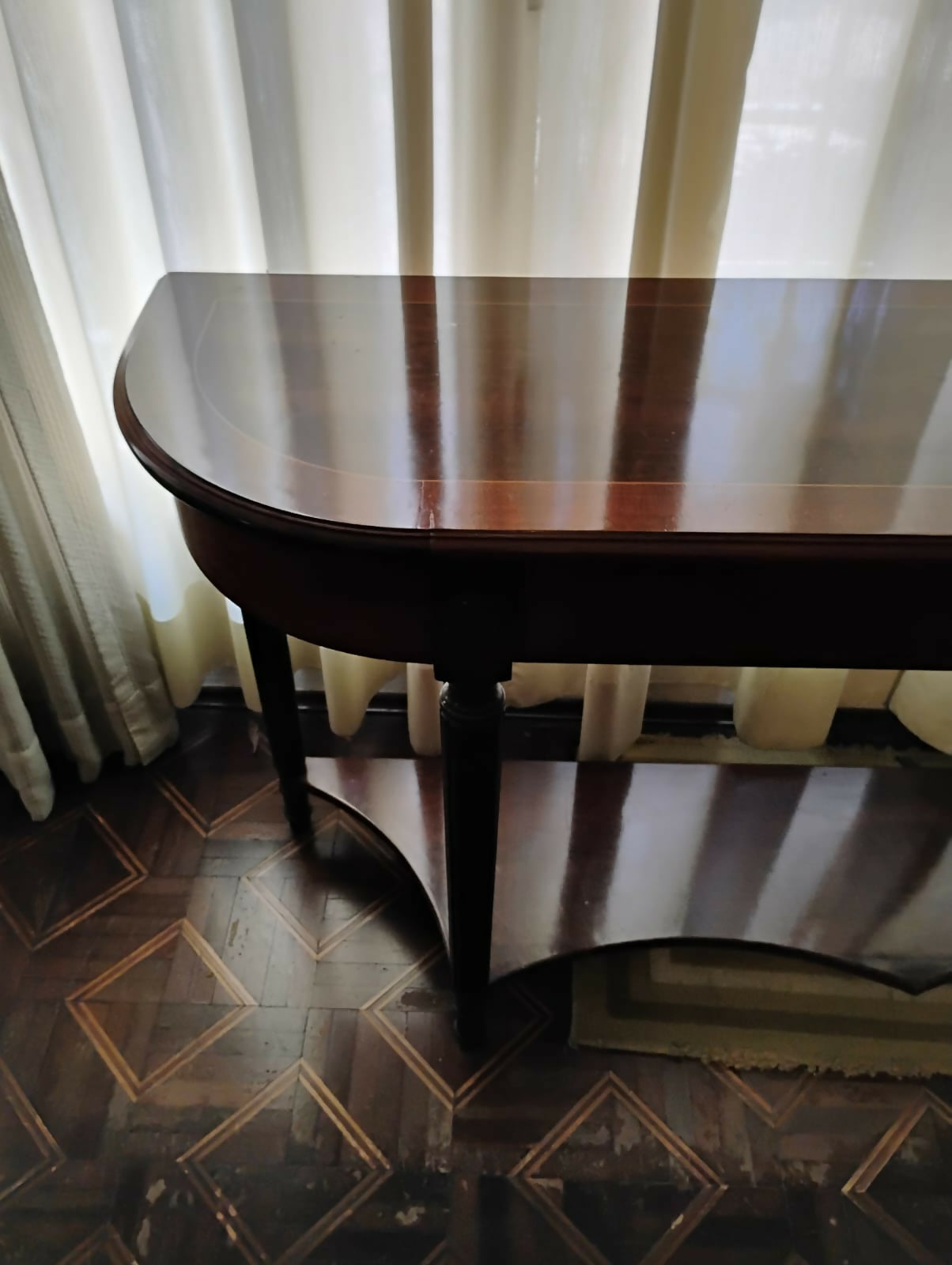 Aparador Clássico em Madeira Maciça – Estilo Elegante e Sofisticado