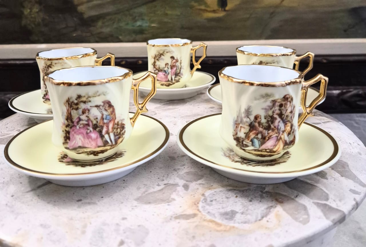 Conjunto de 5 xícaras para café em porcelana vintage maravilhosa DP, com linda cena galante e douração à ouro impecável. Uma lindeza!
