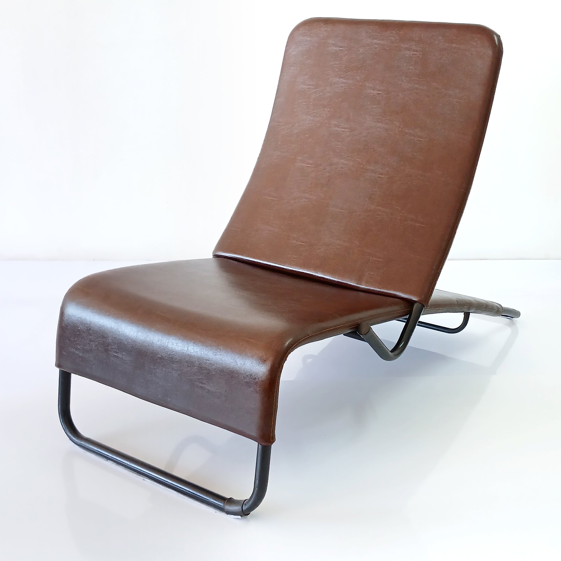 Chaise Longue Tuoli em couro marrom - projetada pelo designer finlandês Antti Nurmesniemi