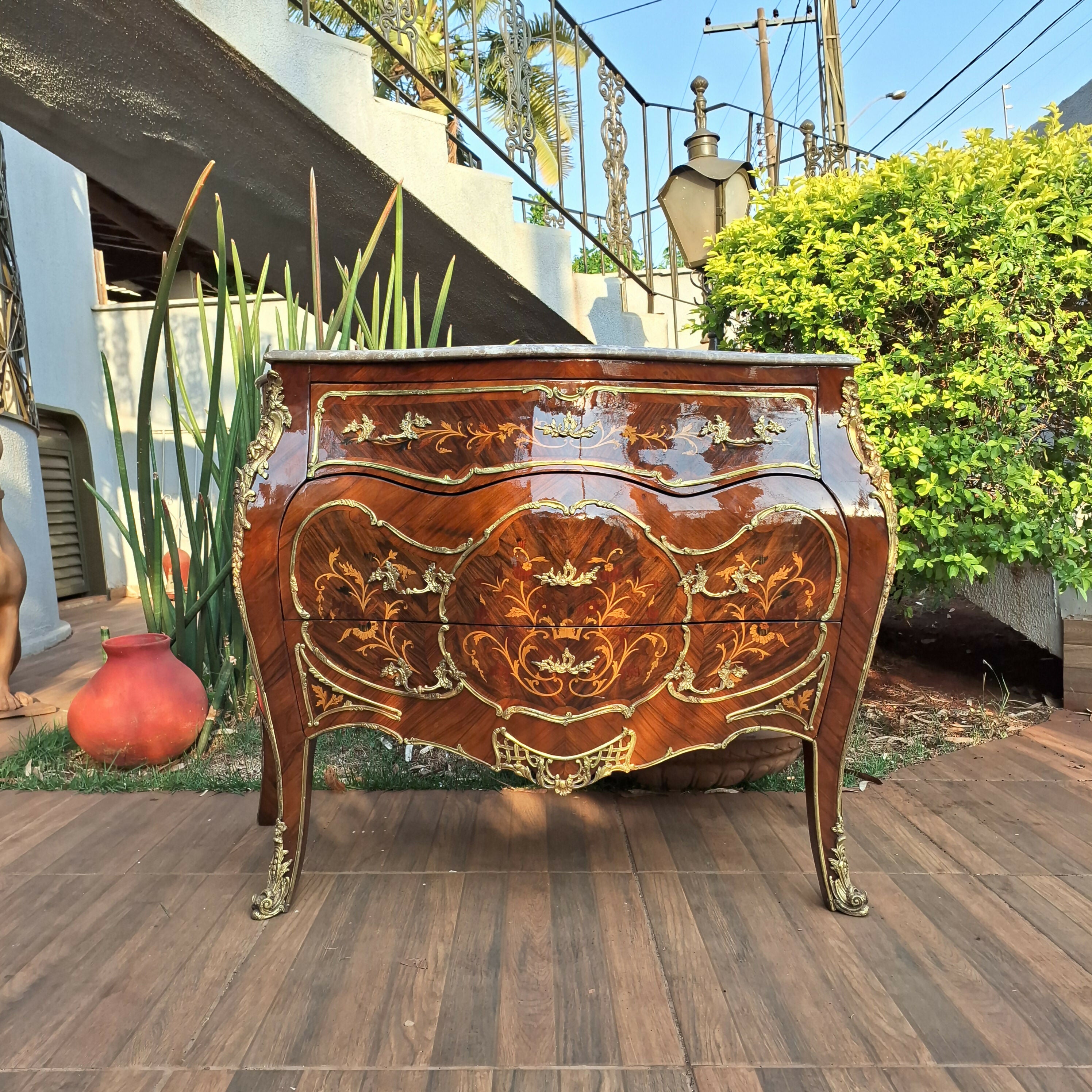 Cômoda Bombê em marchetaria e detalhes em bronze