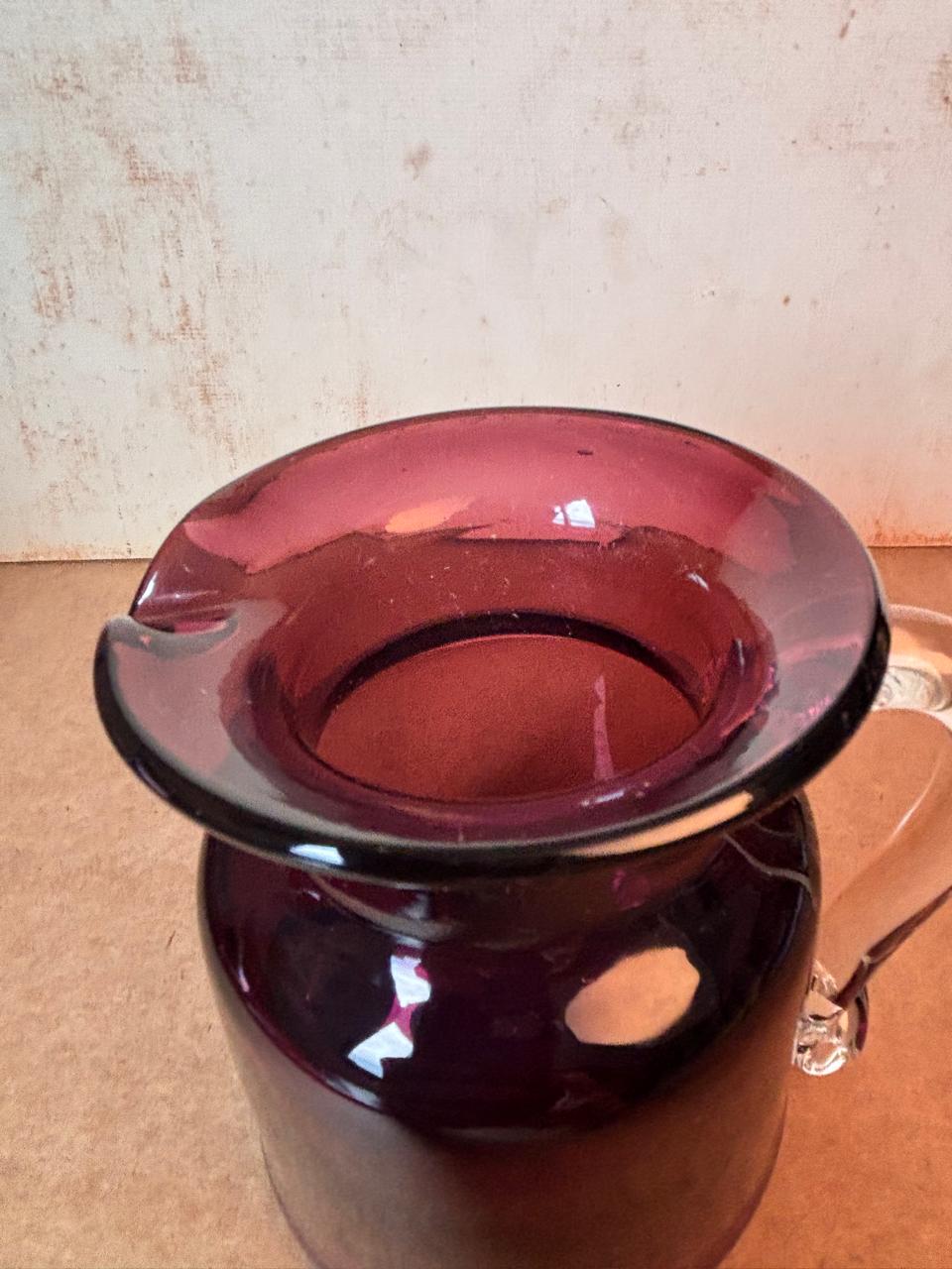 Pequena jarra em vidro artístico vinho com alça incolor (DMCPS_463)