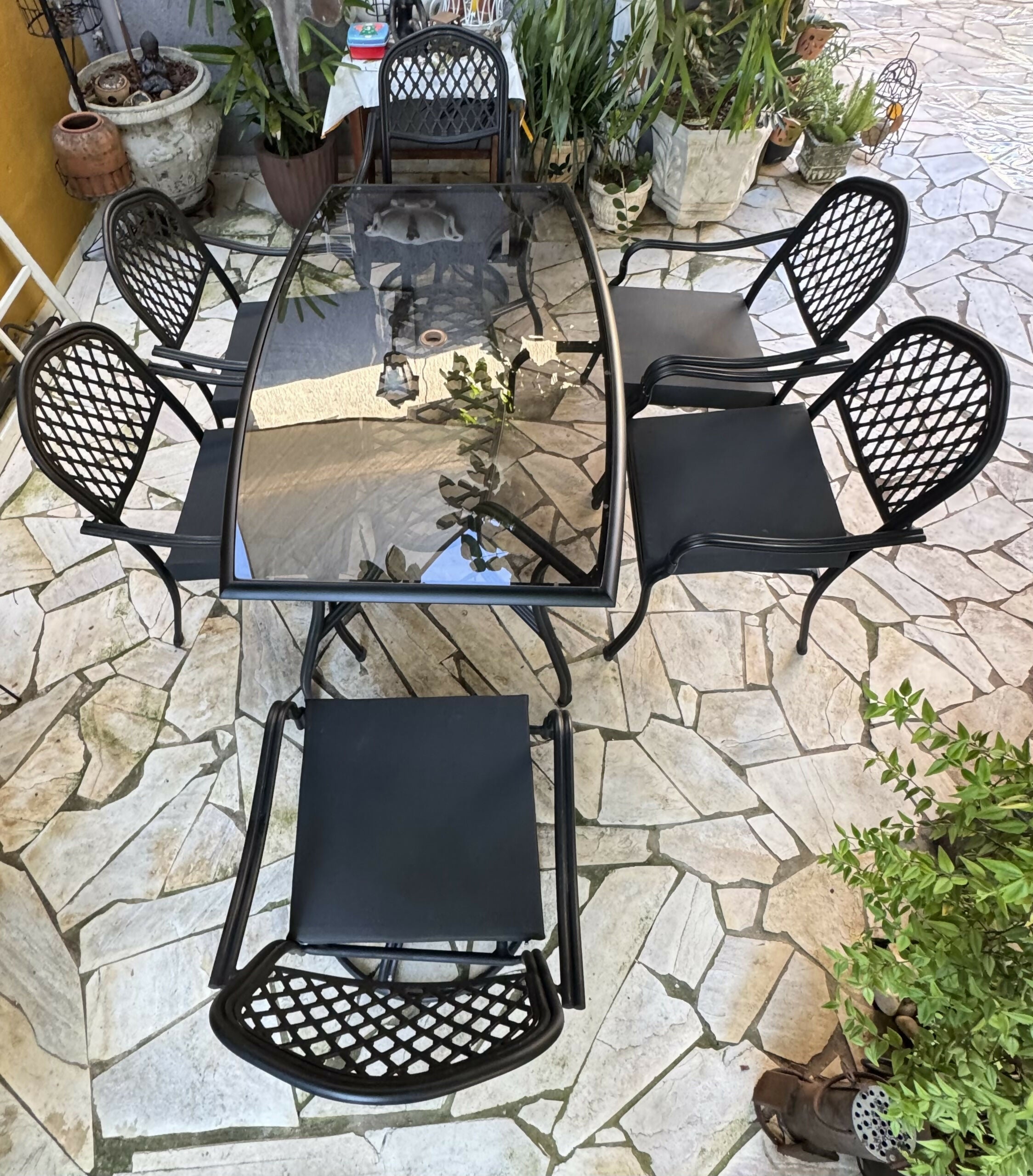 Mesa de area externa em alumínio antigo com 2 poltronas e 4 cadeiras e almofadas aquablok novas