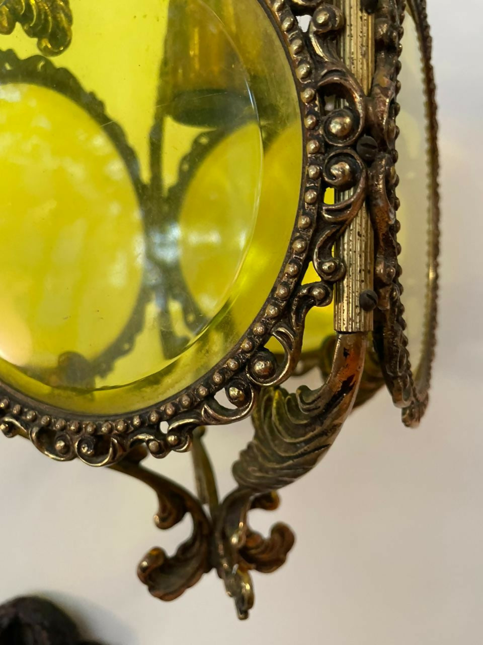 Lustre em bronze e vidro amarelo