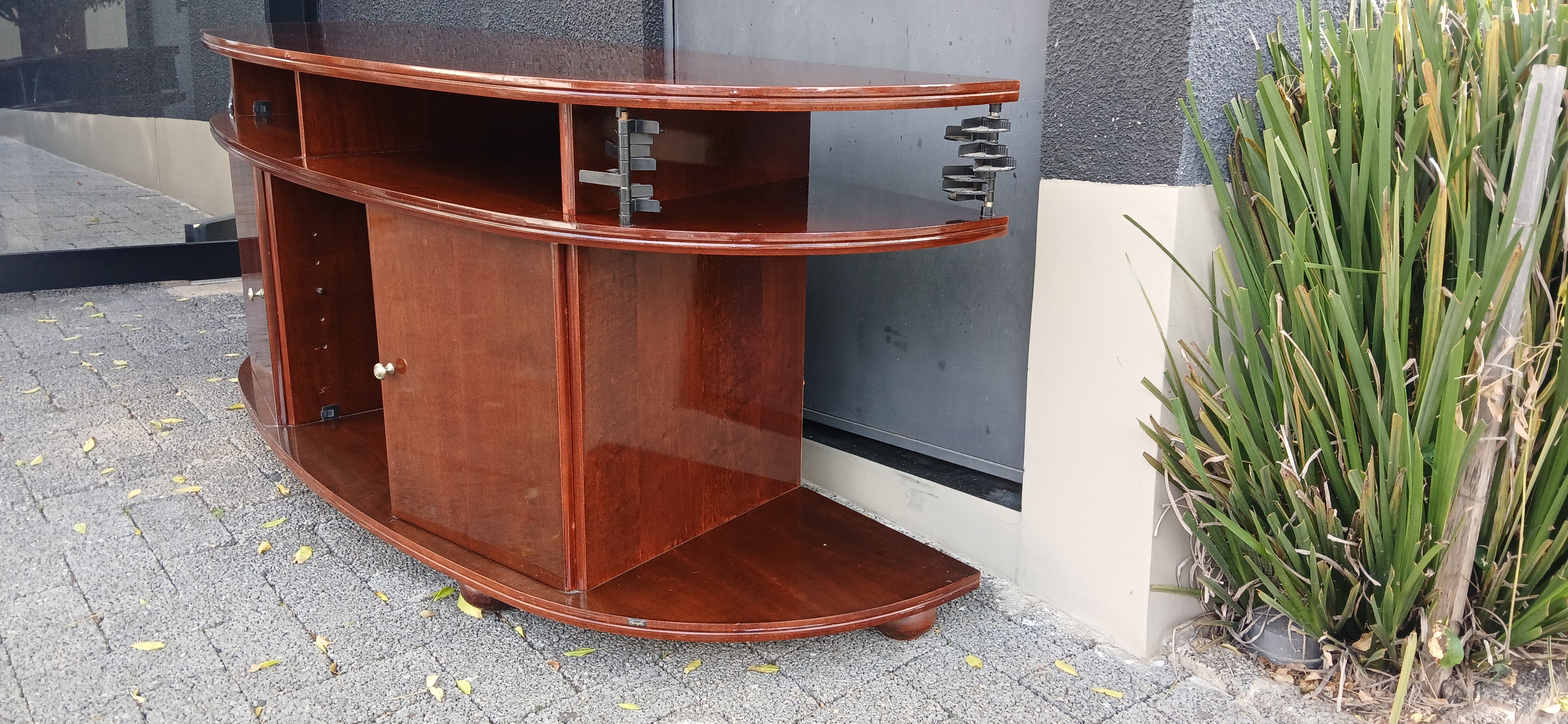 Rack Buffet arredondado em madeira escura com portas 