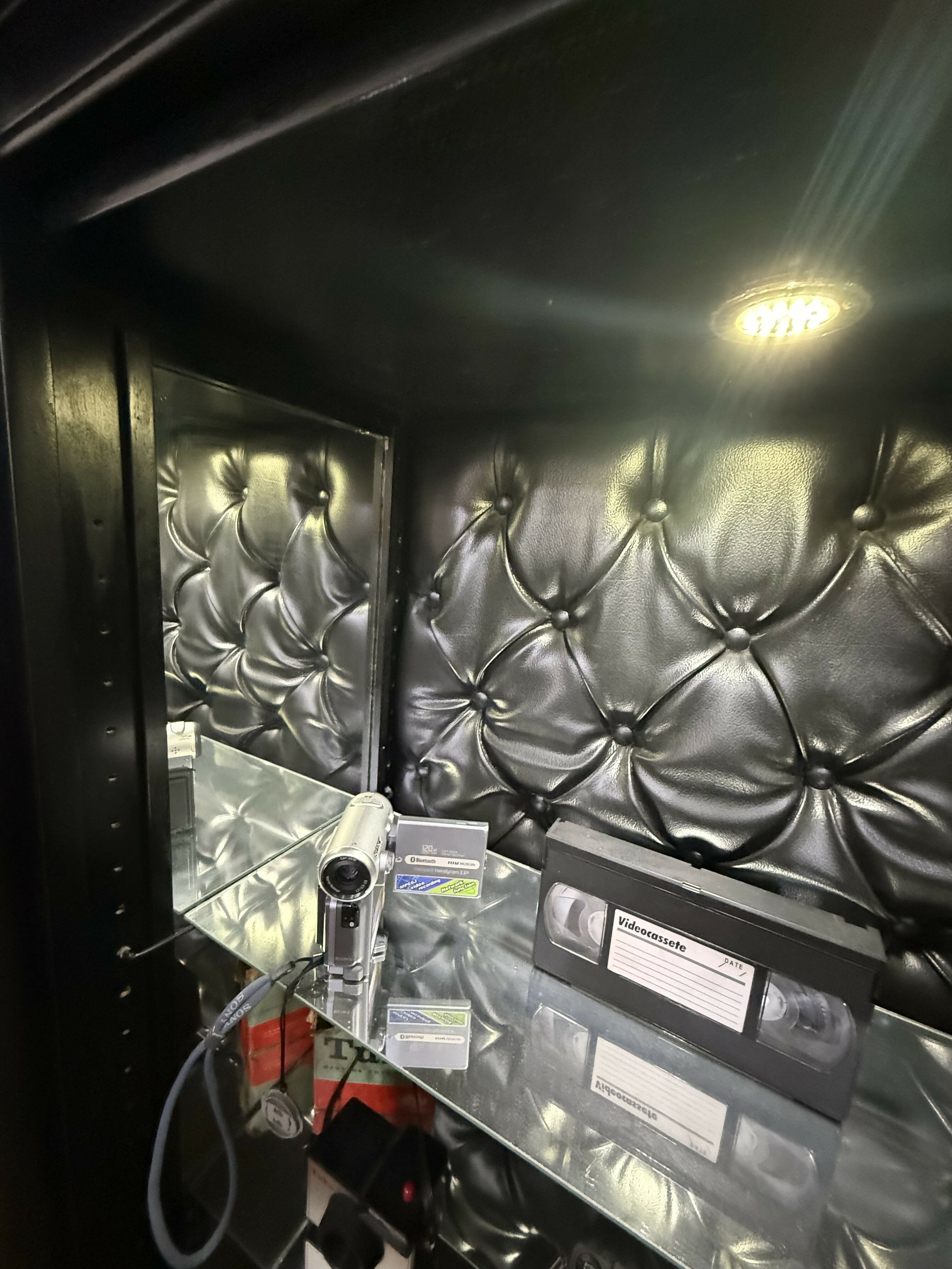 Móvel Antigo em Madeira Maciça – Customizado | Vitrine Iluminada de Destaque