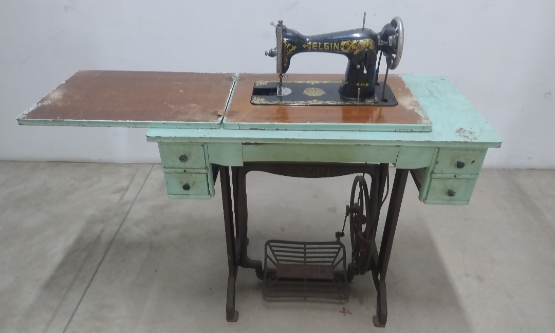 Máquina de Costura Elgin Antiga com Mesa