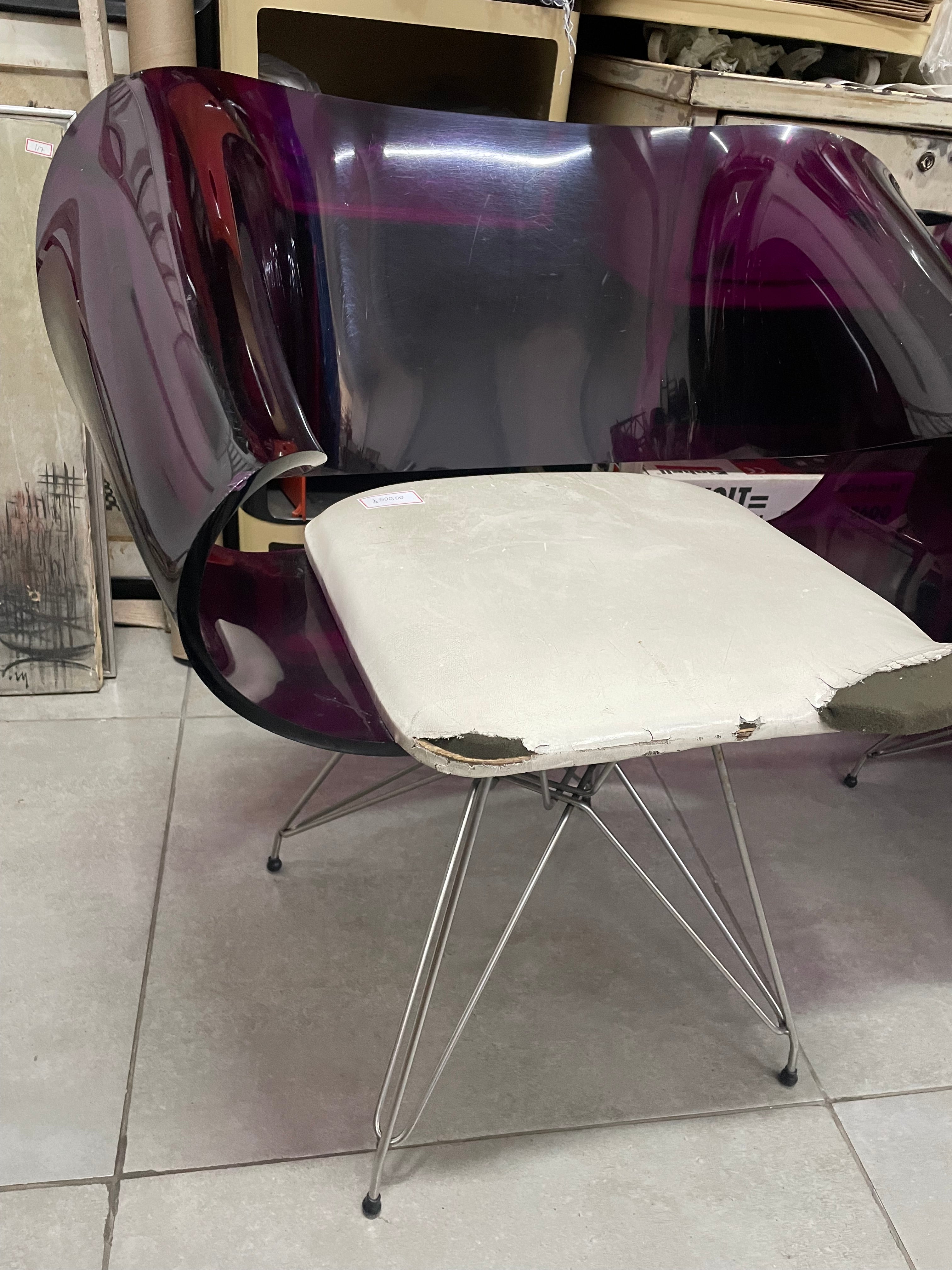 Par de Cadeira Loop – Infiniti em Acrílico roxo Translúcido e assento branco 