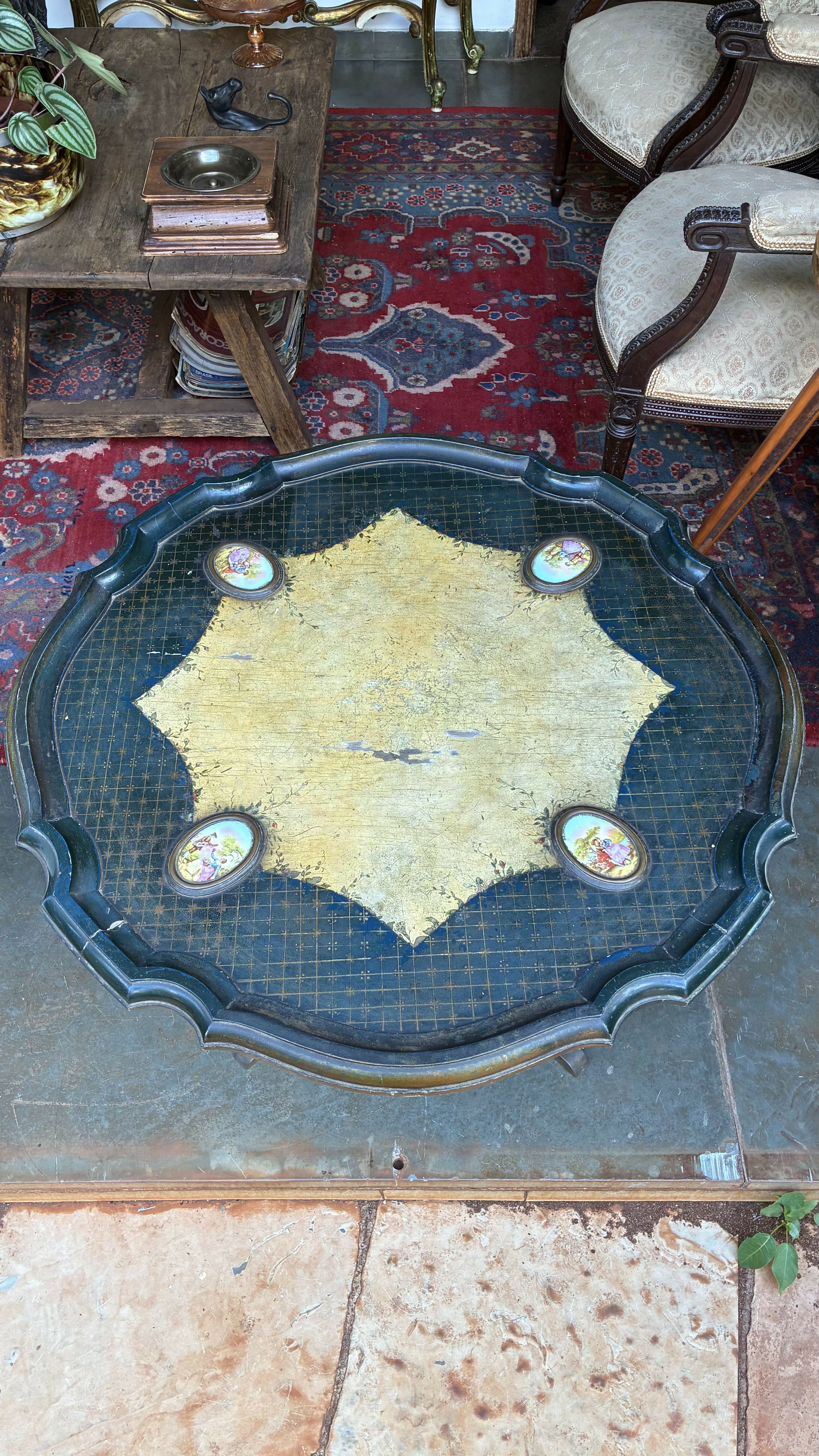 Mesa de Centro Antiga em Madeira com tampo adornado