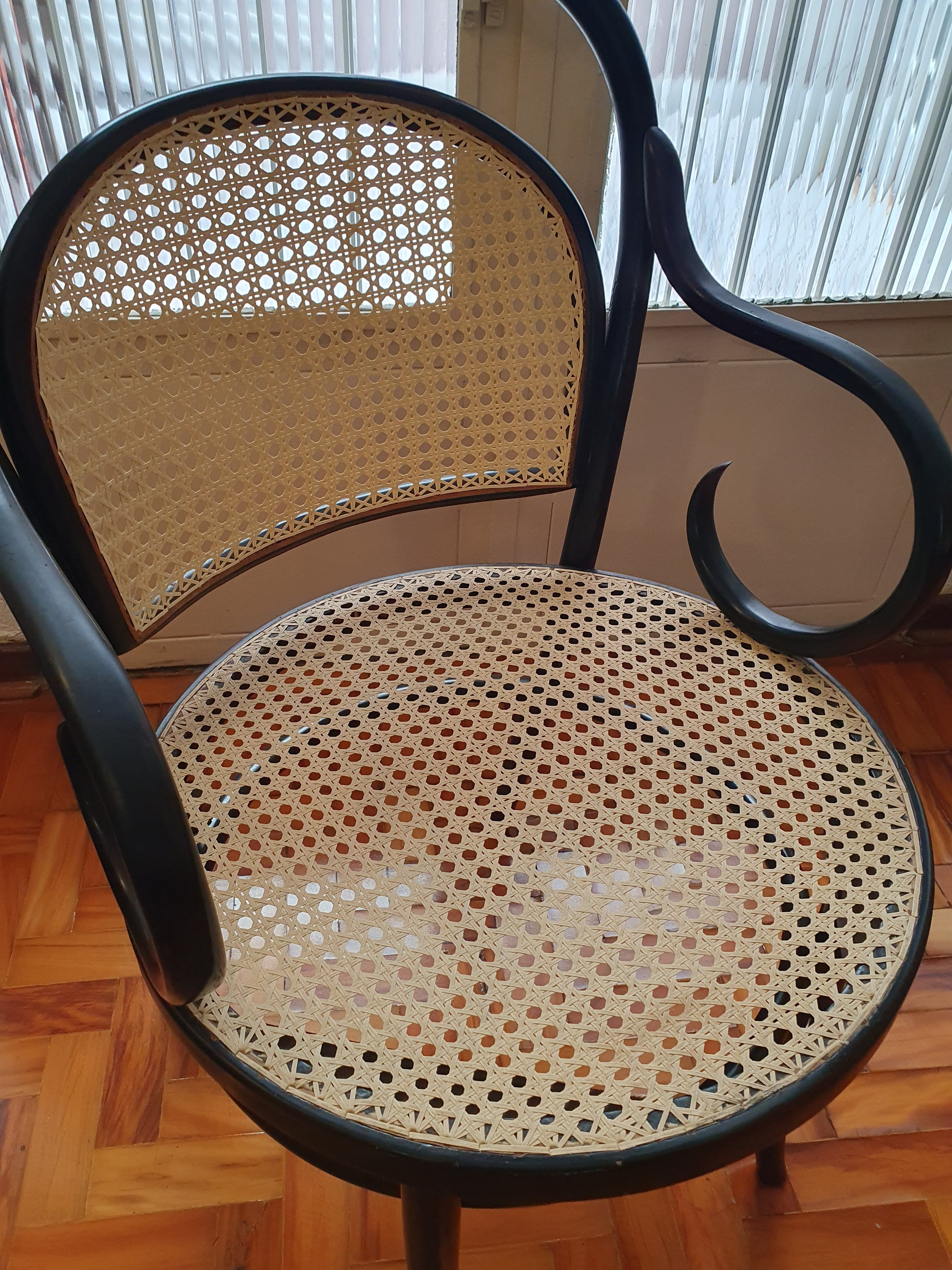 CADEIRA THONET PRETA COM BRAÇOS (THONART)