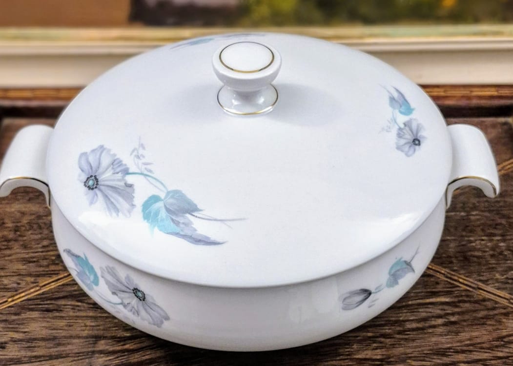 Conjunto, lindíssimo e impecável,  em porcelana alemã centenária Thomas Bavaria, anos 30, hoje: Rosenthal. 27 peças.