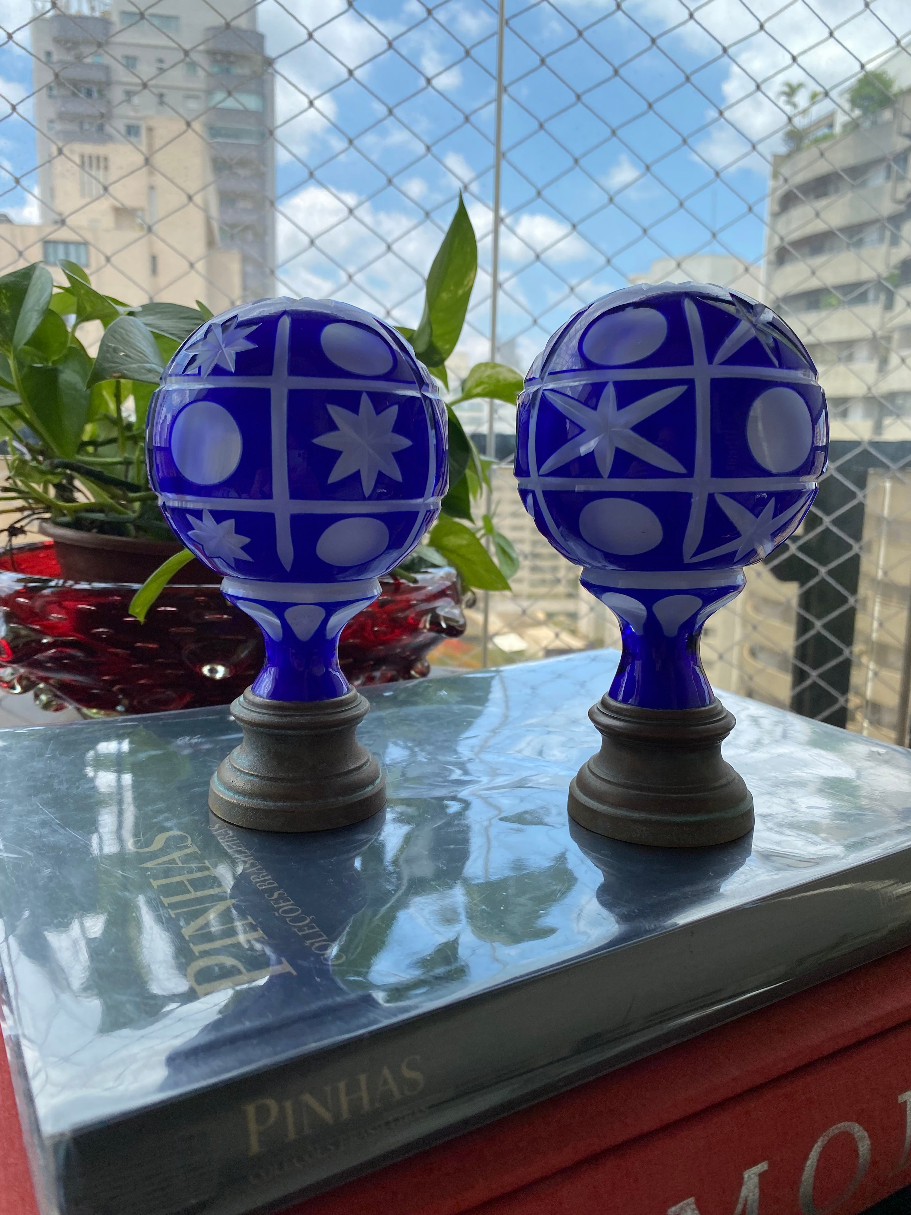 Elegante Par de Pinhas globular em Cristal azul, lapidação em bolas e estrela na parte superior/ sec.XIX