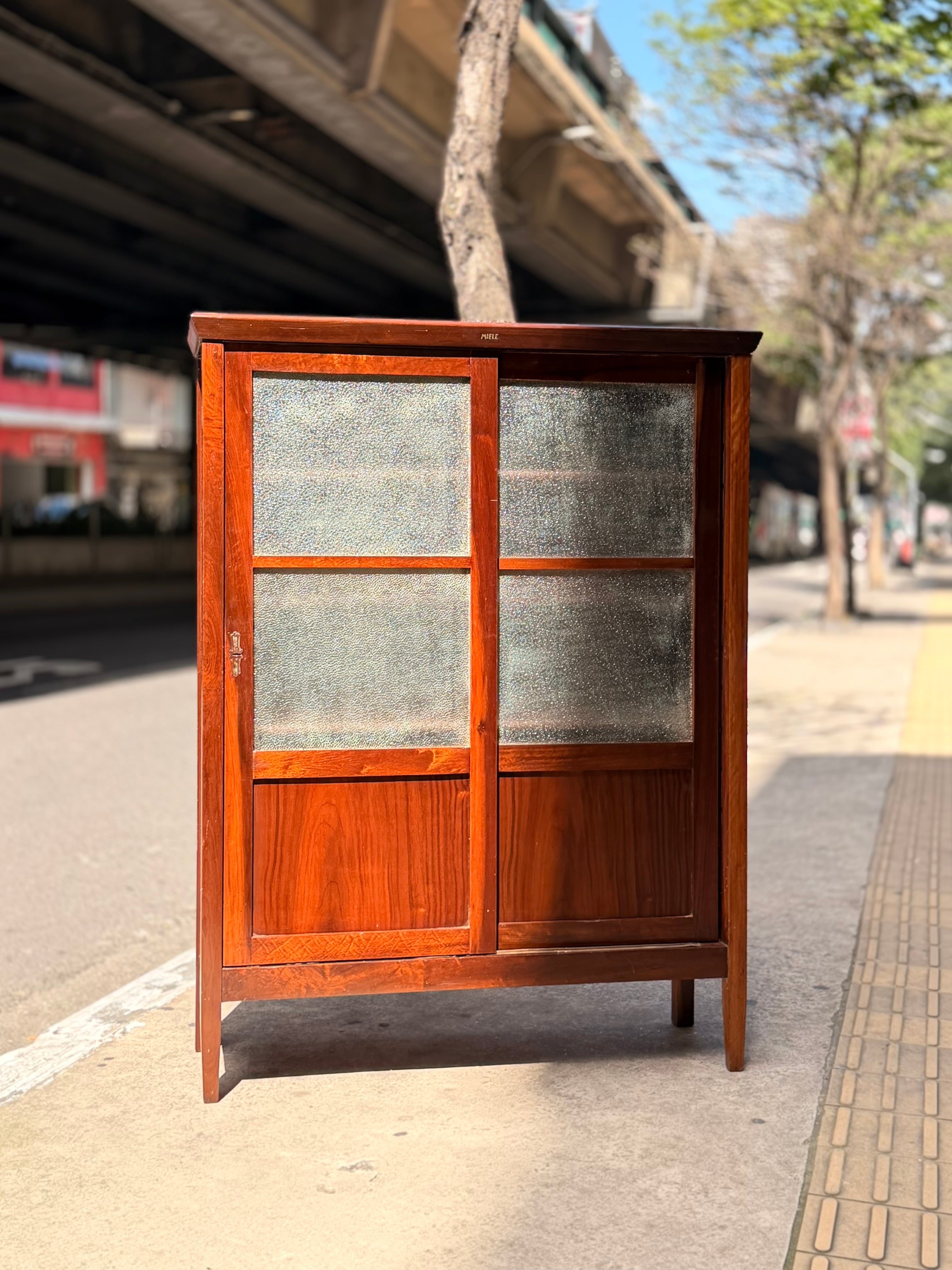 Armário Livreiro/Estante Miele com duas portas de correr