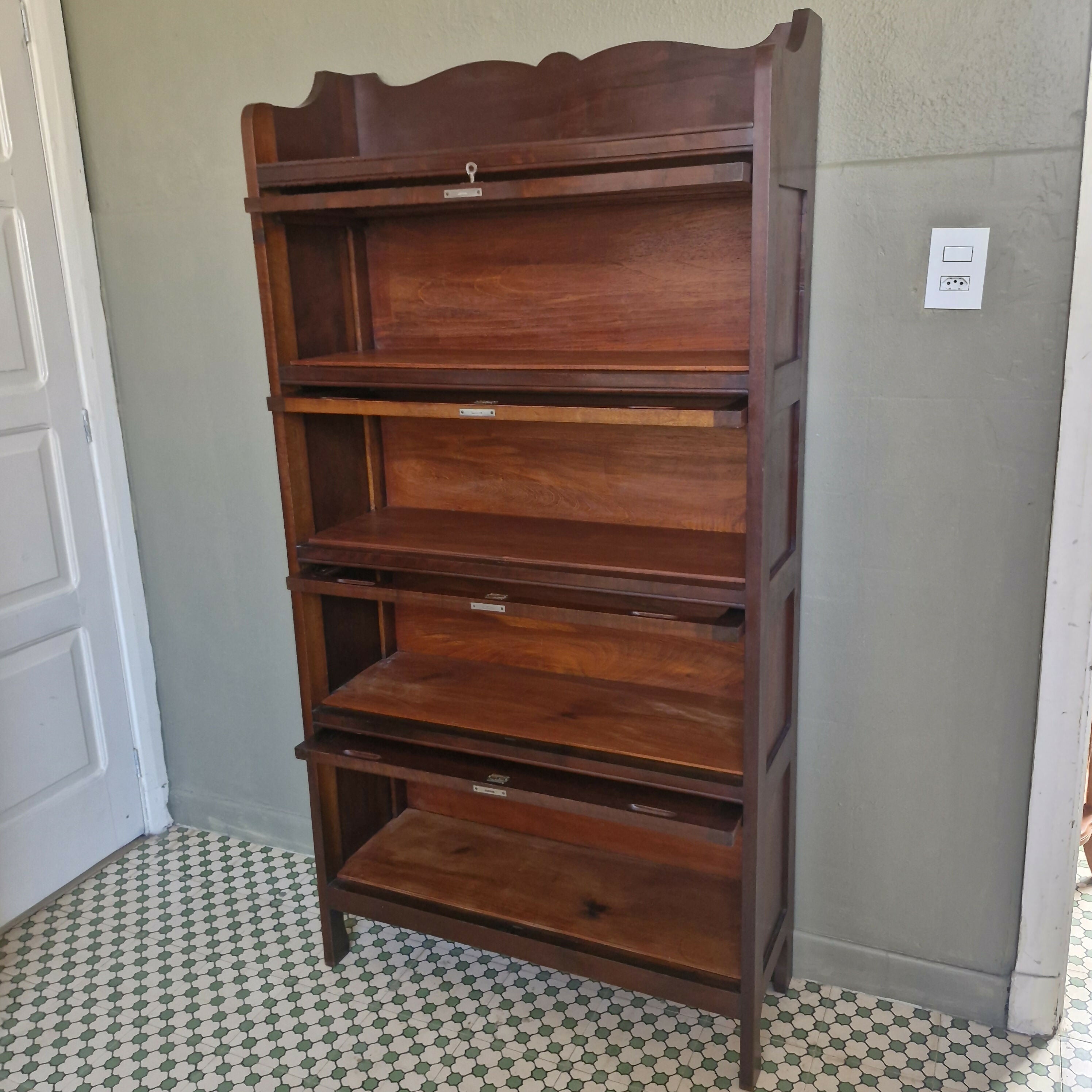 Livreiro Portas Basculantes.