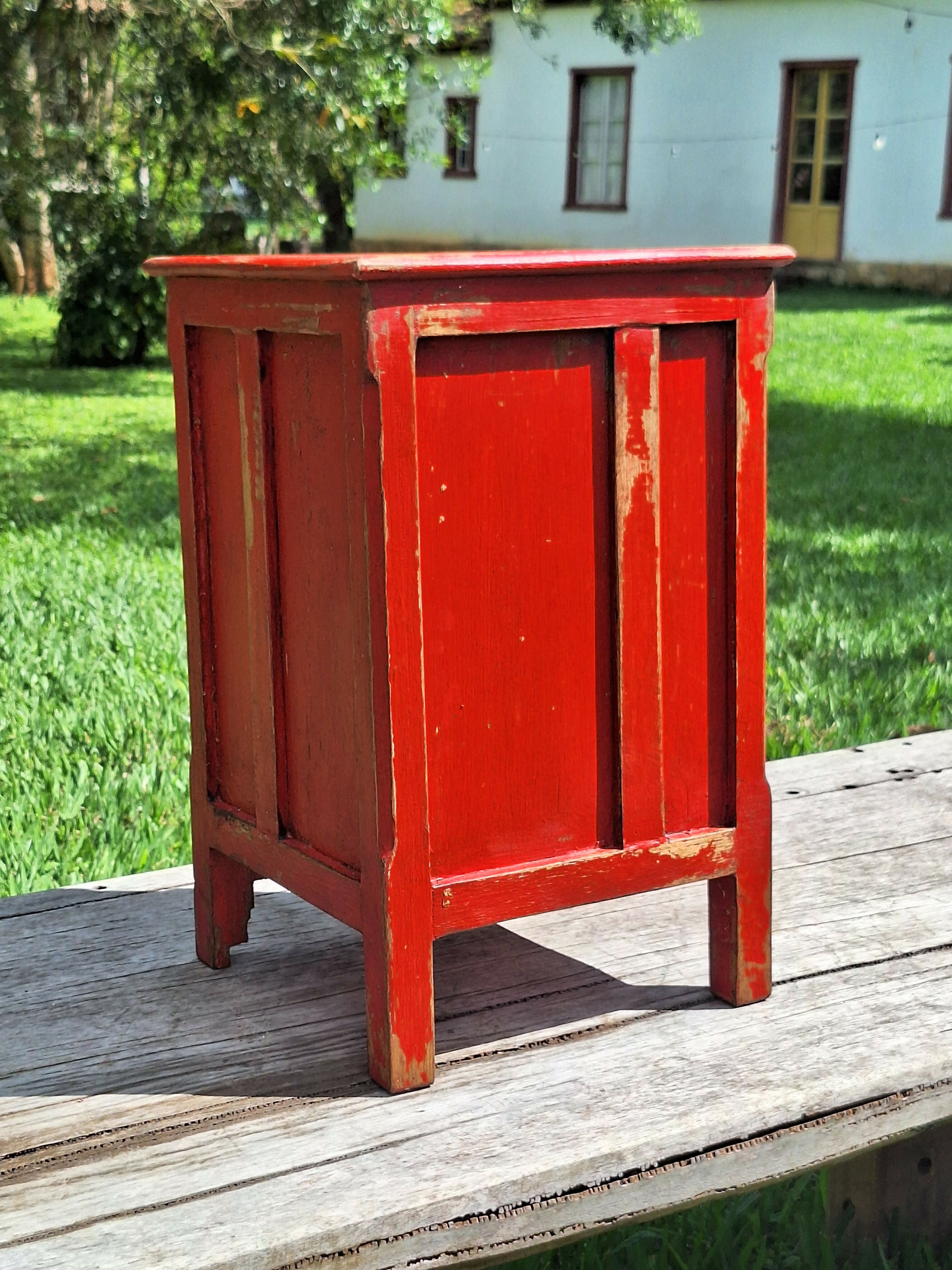 Mesinha de Cabeceira / Armarinho Tinta Gasta Vermelha Madeira Maciça Garimpo Mineiro