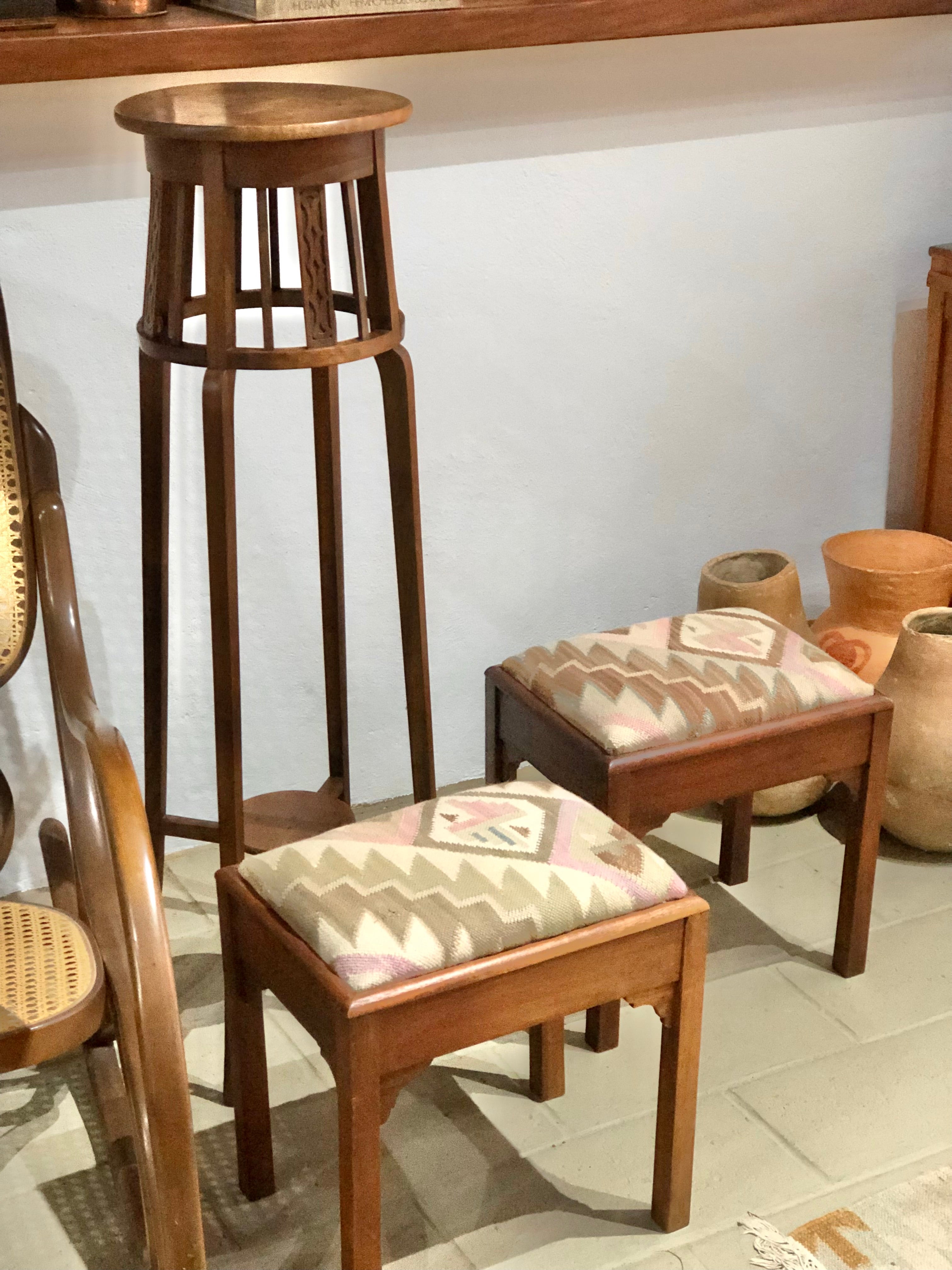 Banquetas anos 50 com kilim