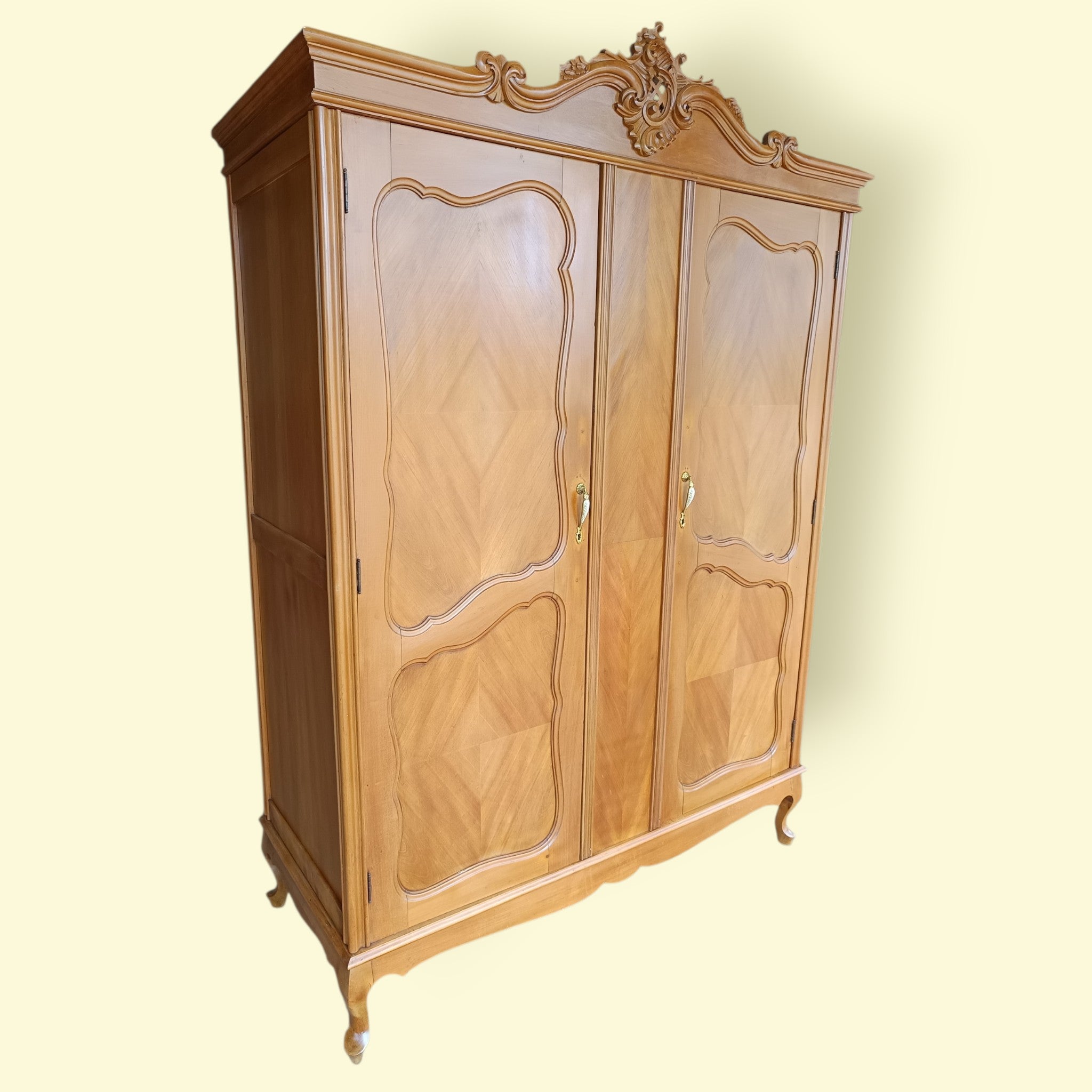 Maravilhoso Armário Roupeiro / Guarda roupa Luís XV duas portas 