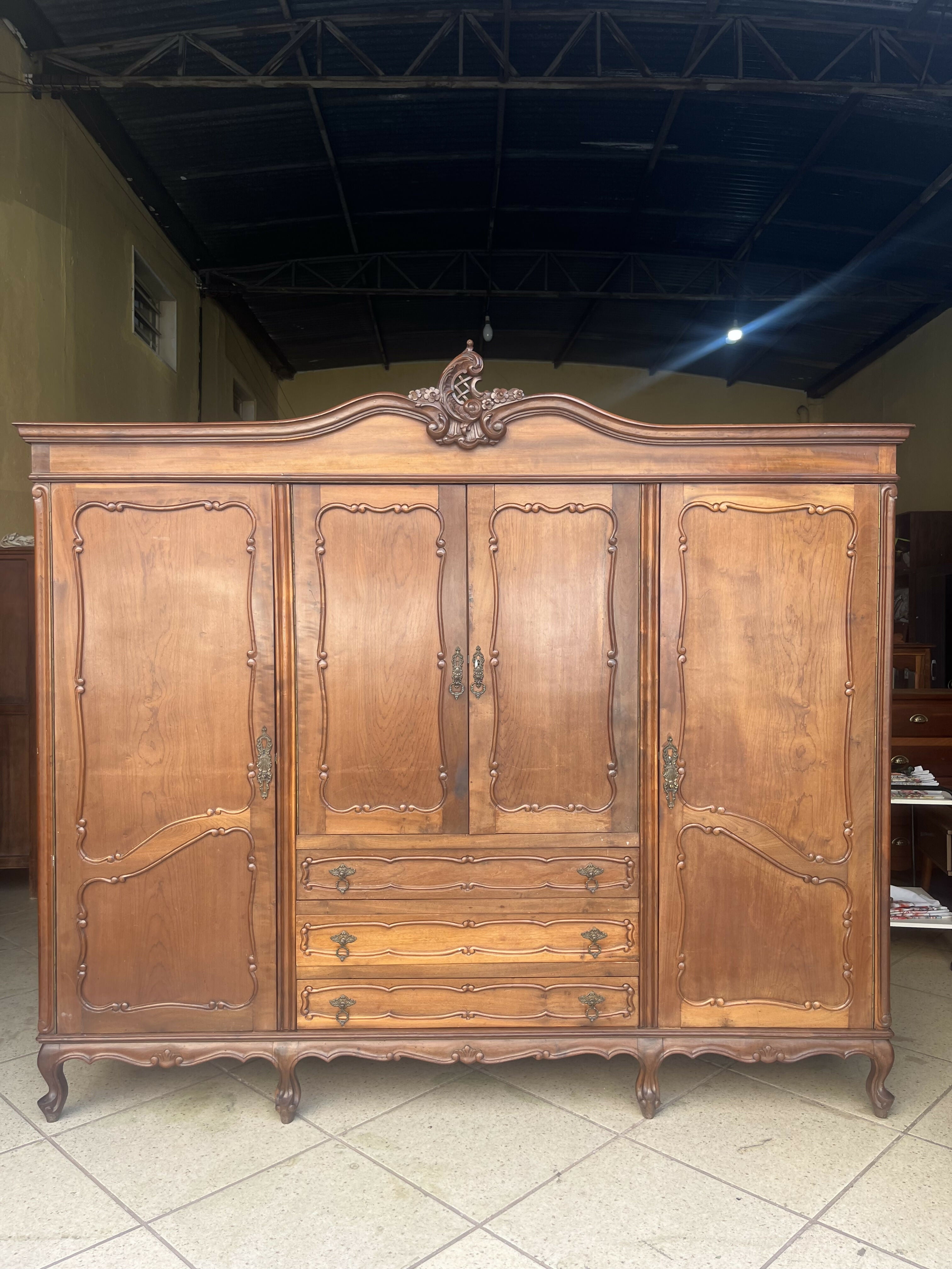 GUARDA ROUPAS DE CASAL ANTIGO PÉS DOM JOSÉ COM SELO