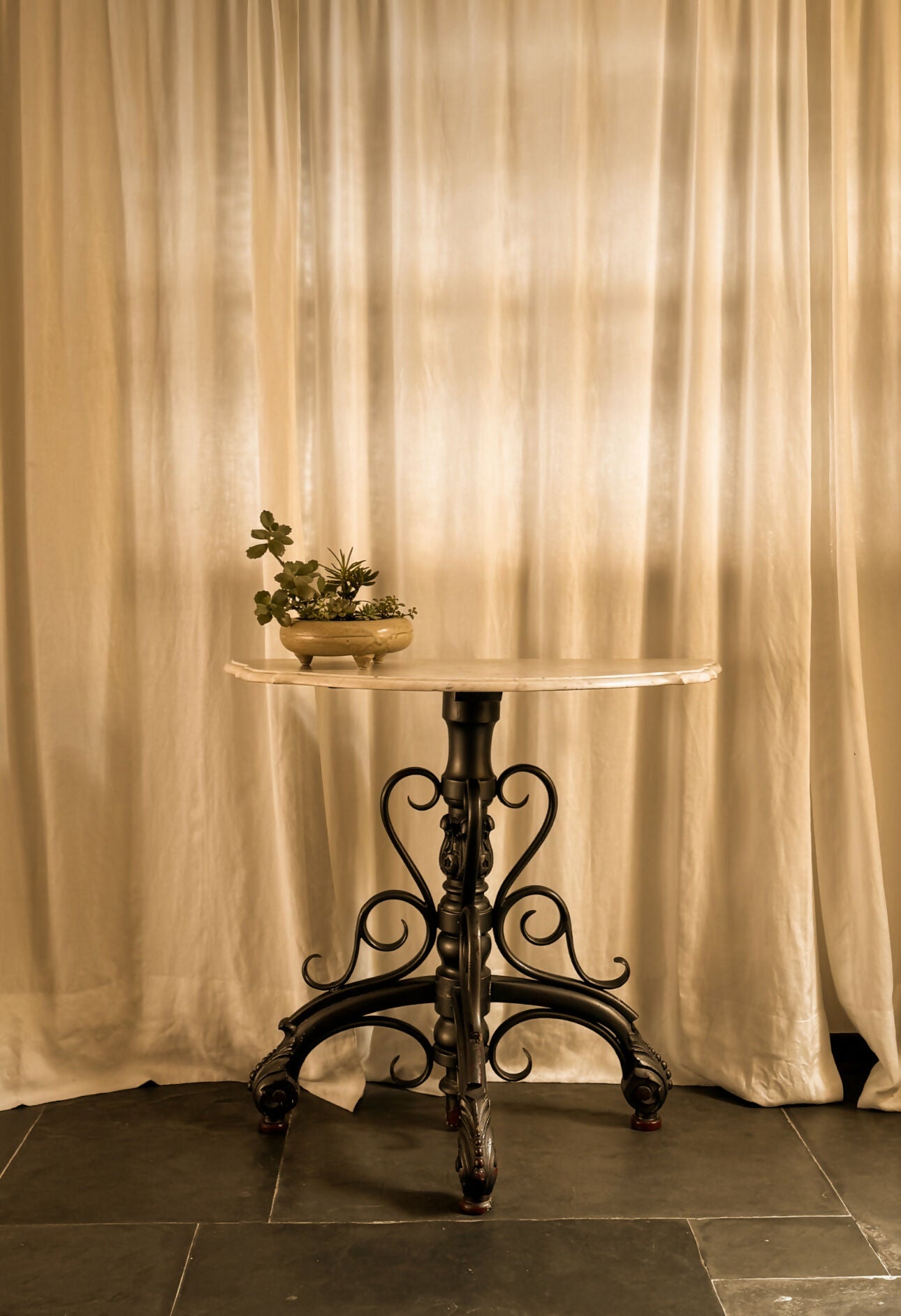 Aparador Thonet com tampo de mármore