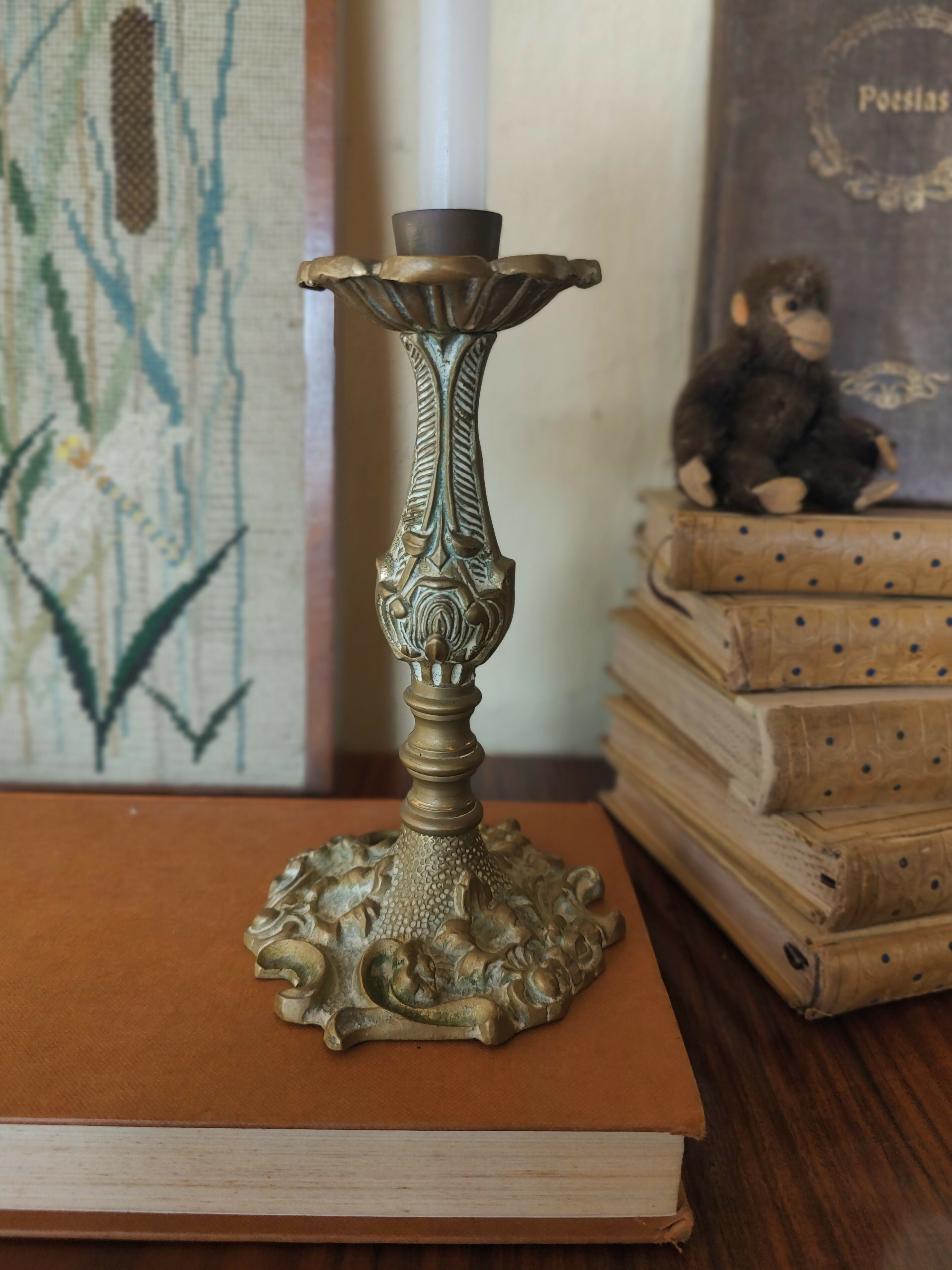 Antigo Castiçal em metal dourado repleto de adornos florais