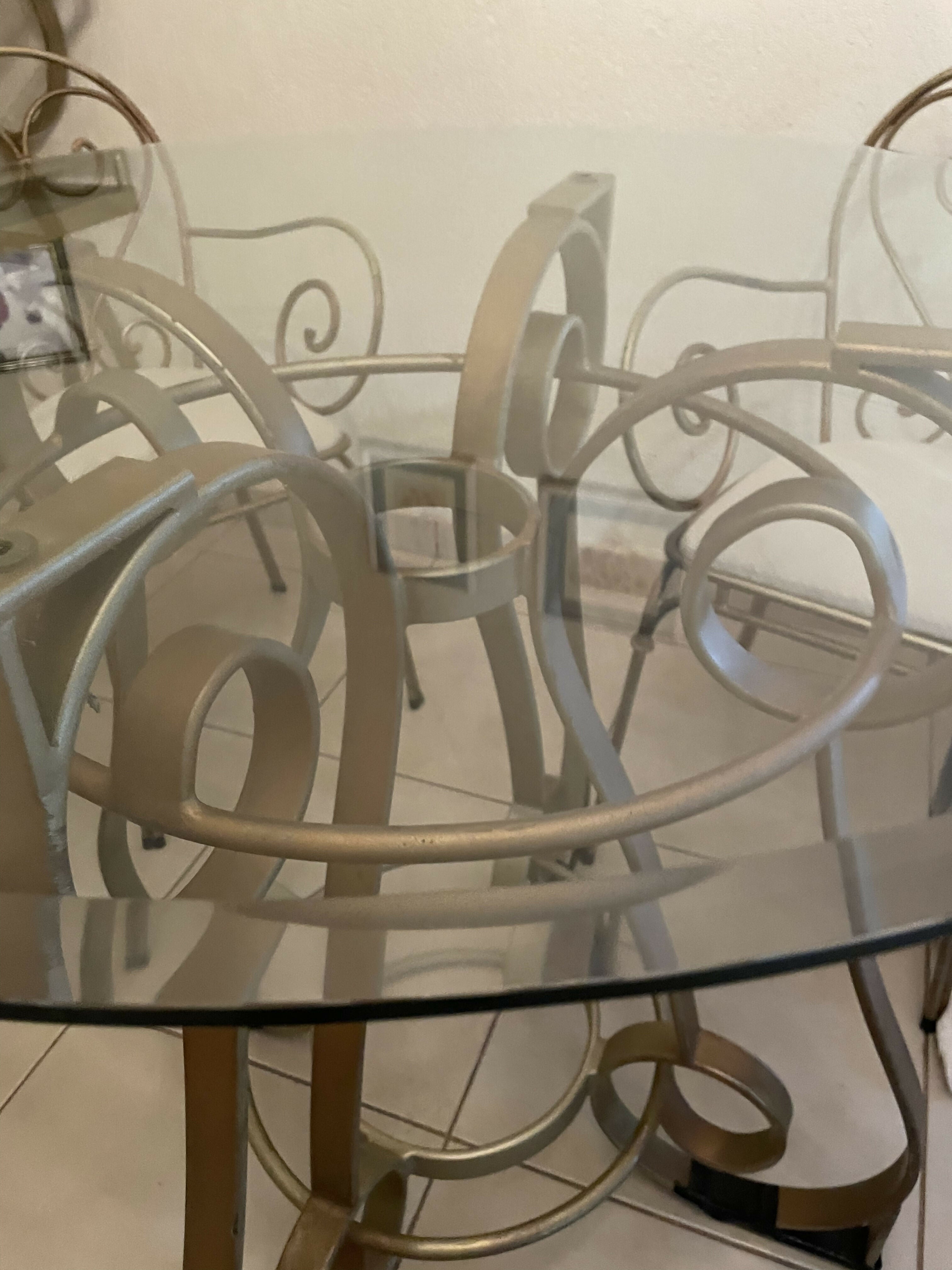 Mesa de ferro com tampo de vidro com quatro cadeiras