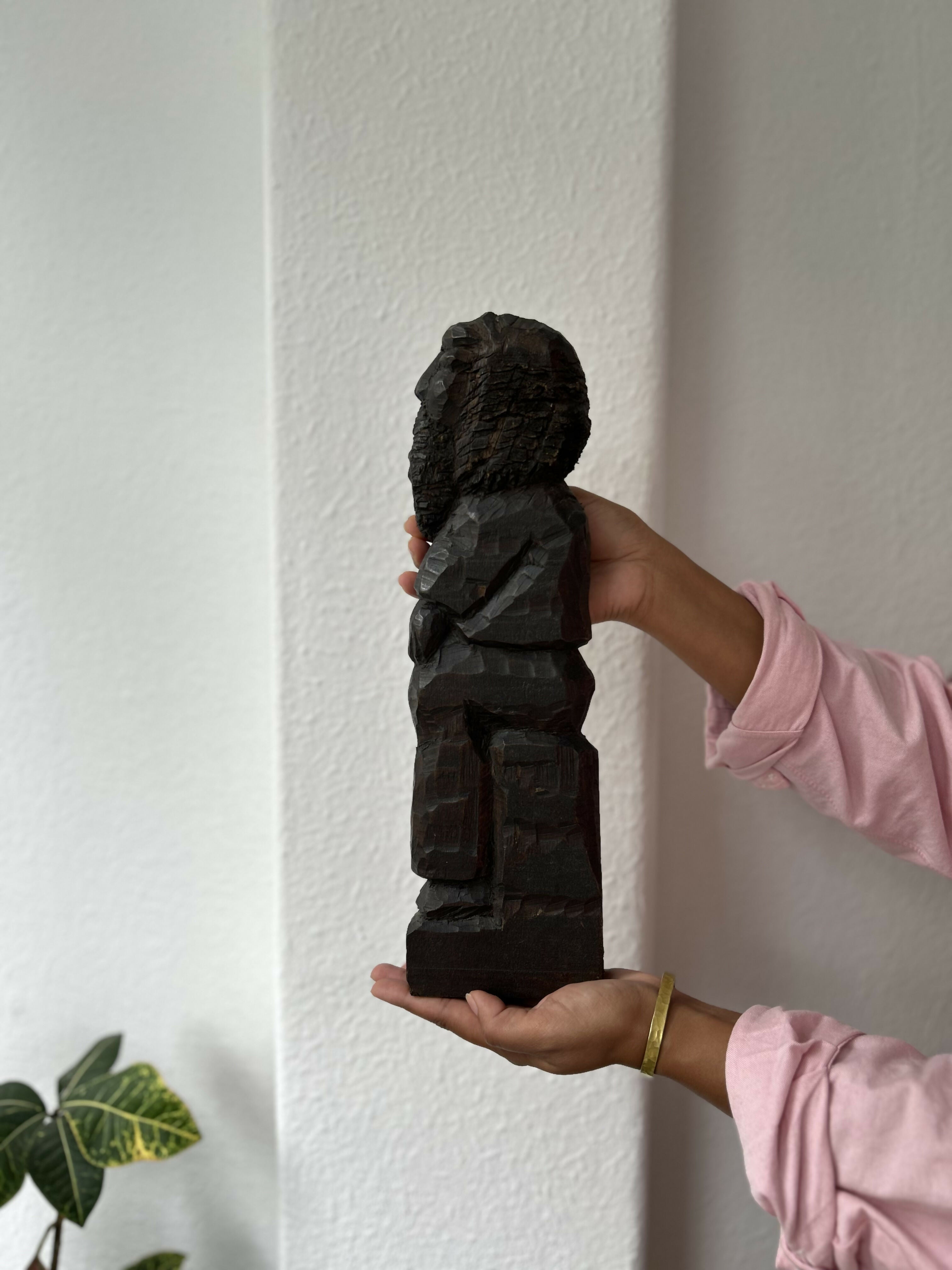 Escultura em viga de madeira - homem velho