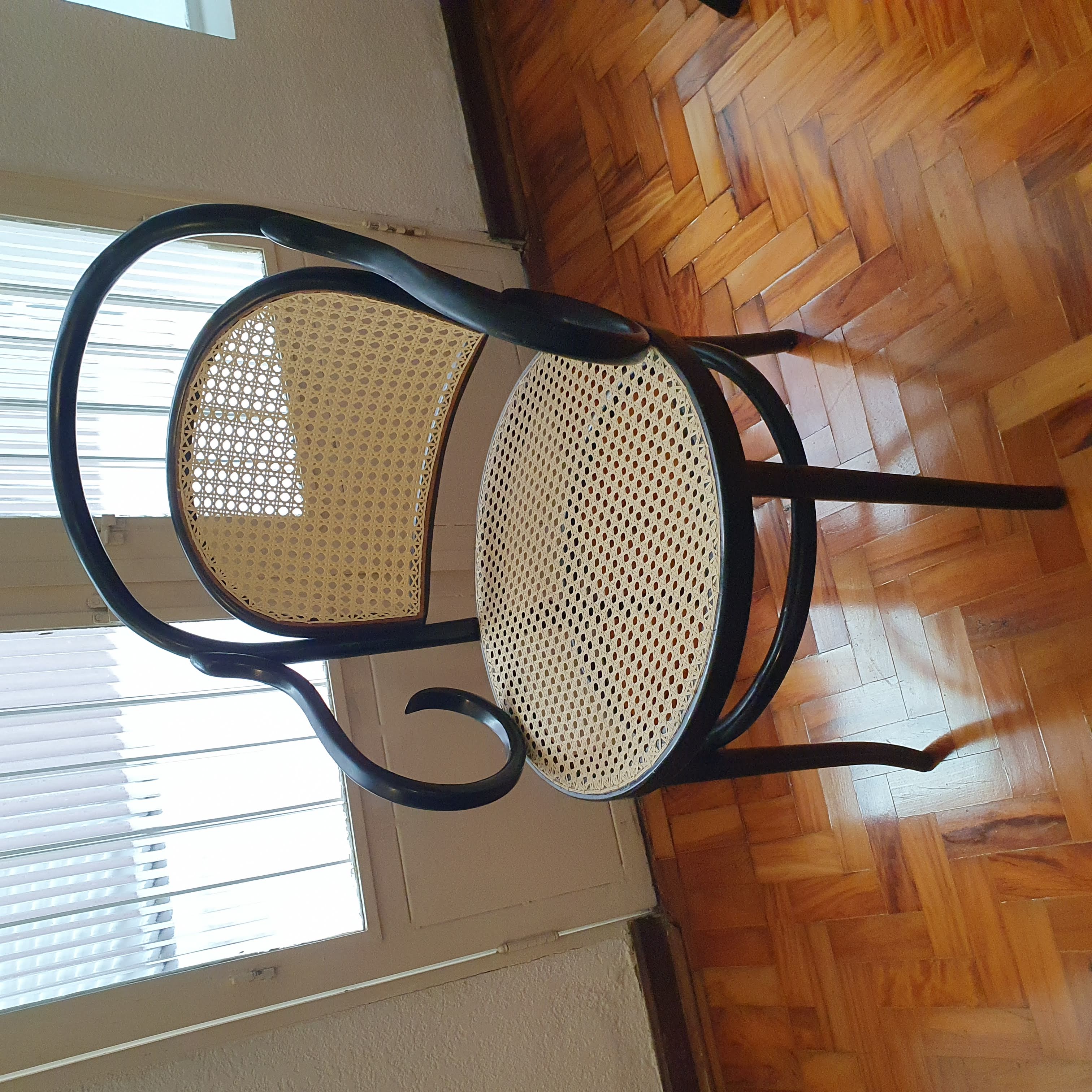 CADEIRA THONET PRETA COM BRAÇOS (THONART)