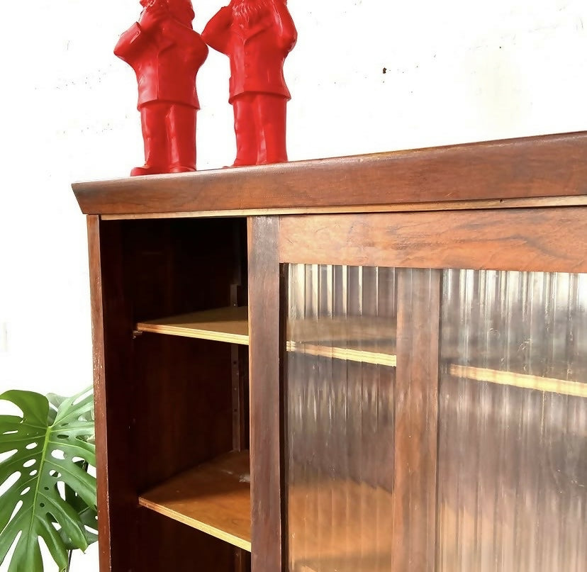 Livreiro vintage em Imbuia e vidro canelado