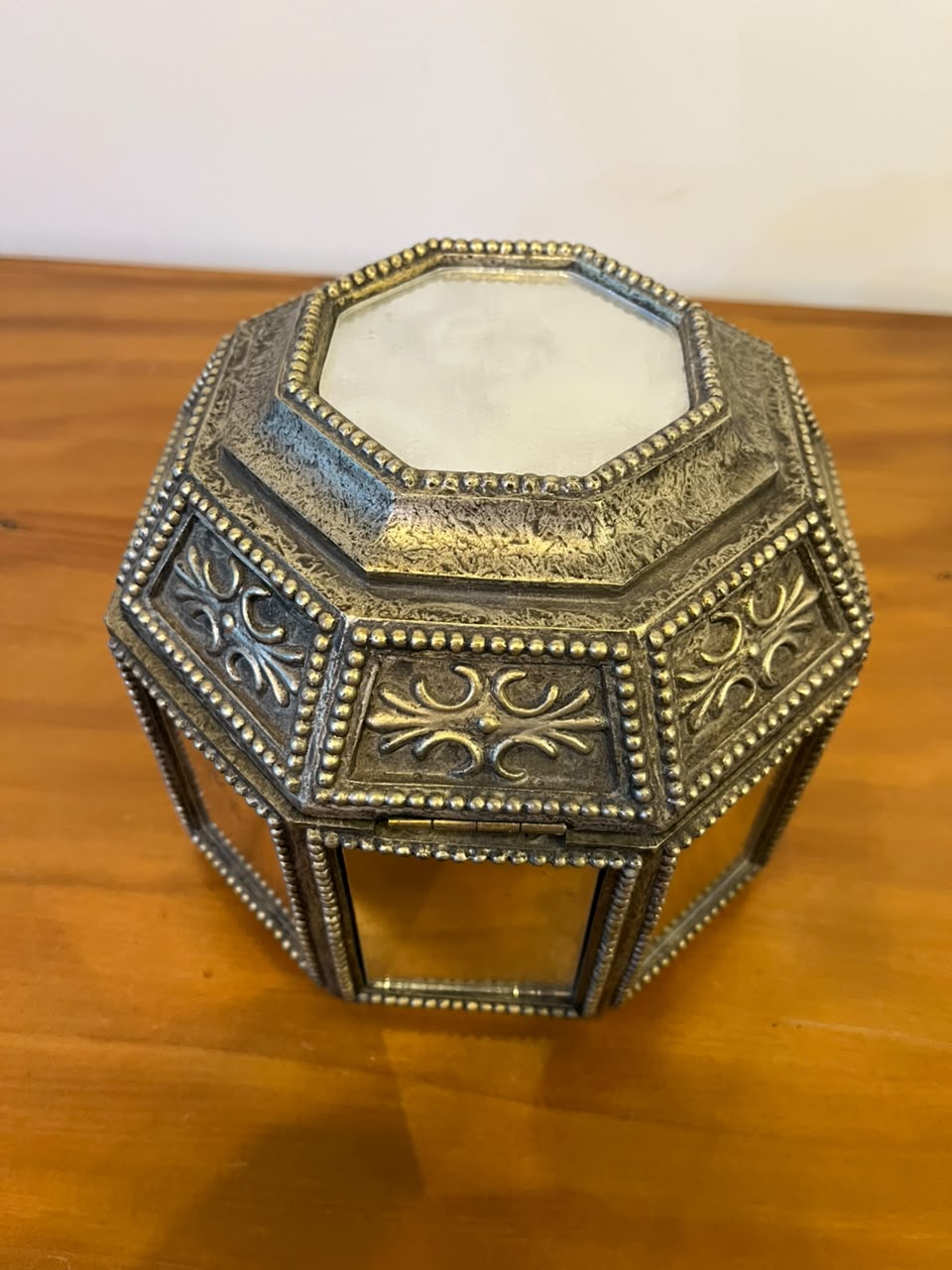 Caixa porta-joias oitavada em metal prateado e espelhos — 15 cm