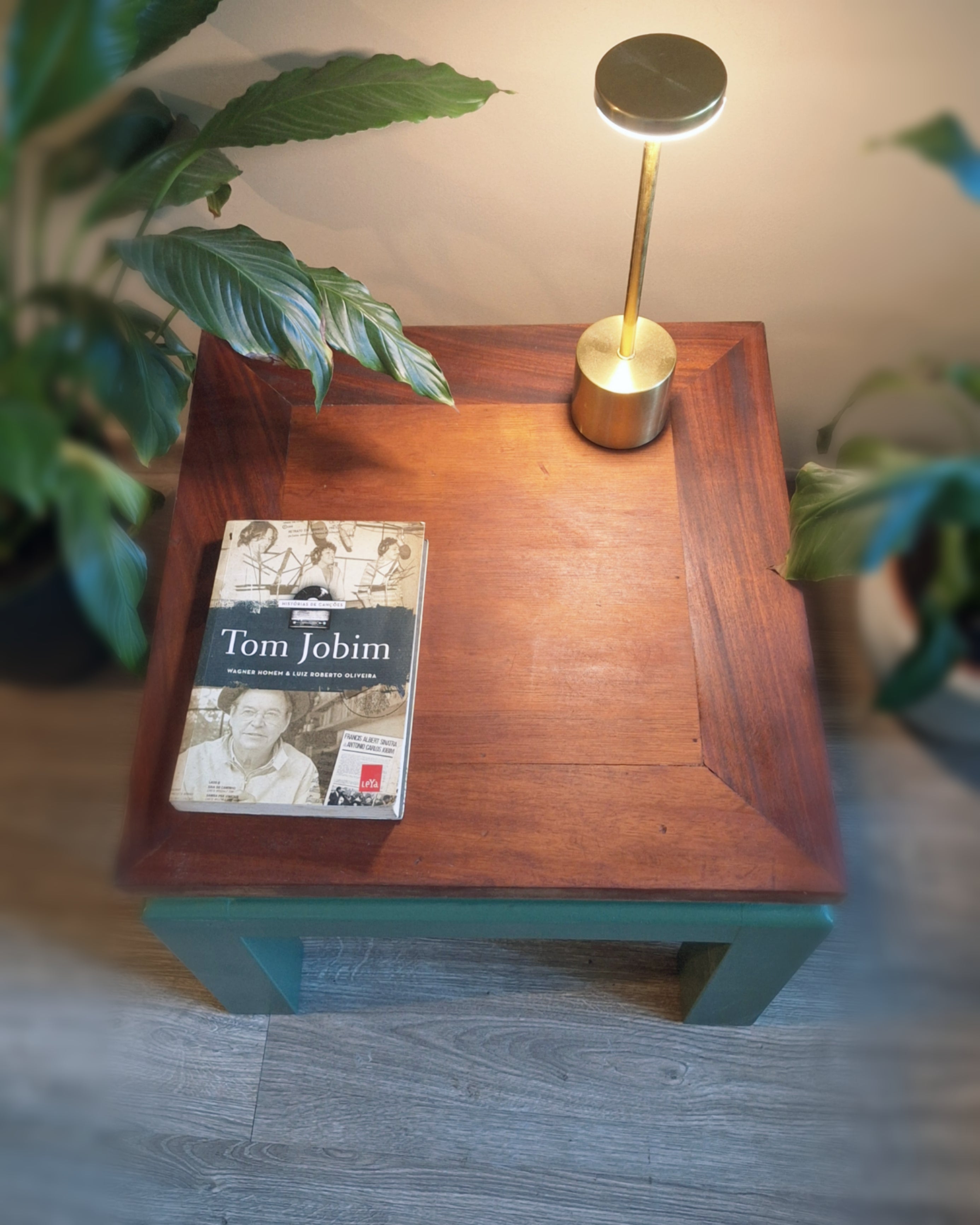 Mesa auxiliar quadrada com pintura verde e tampo em madeira natural (valor unitário)