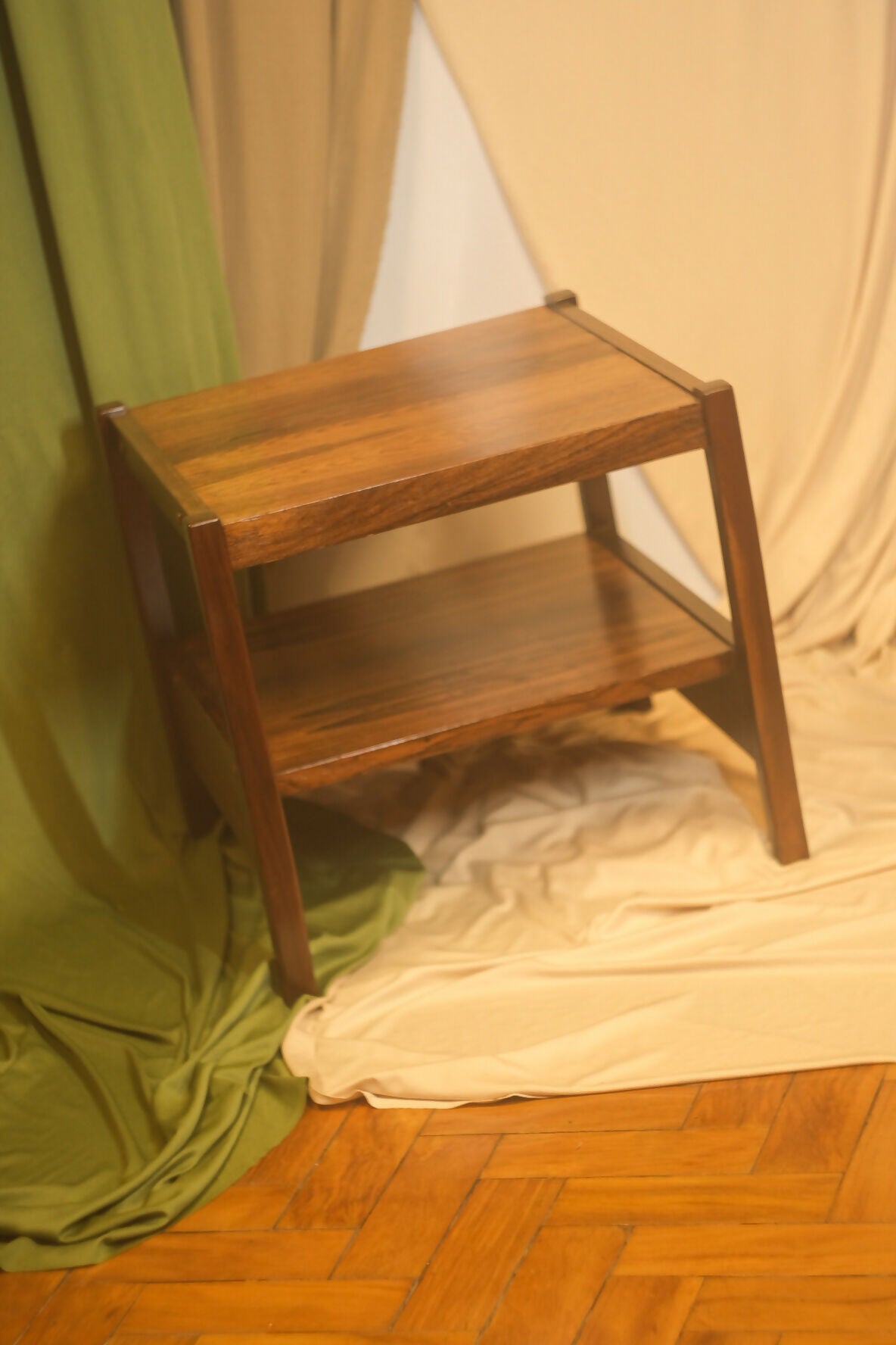 MESINHA AUXILIAR DE CANTO