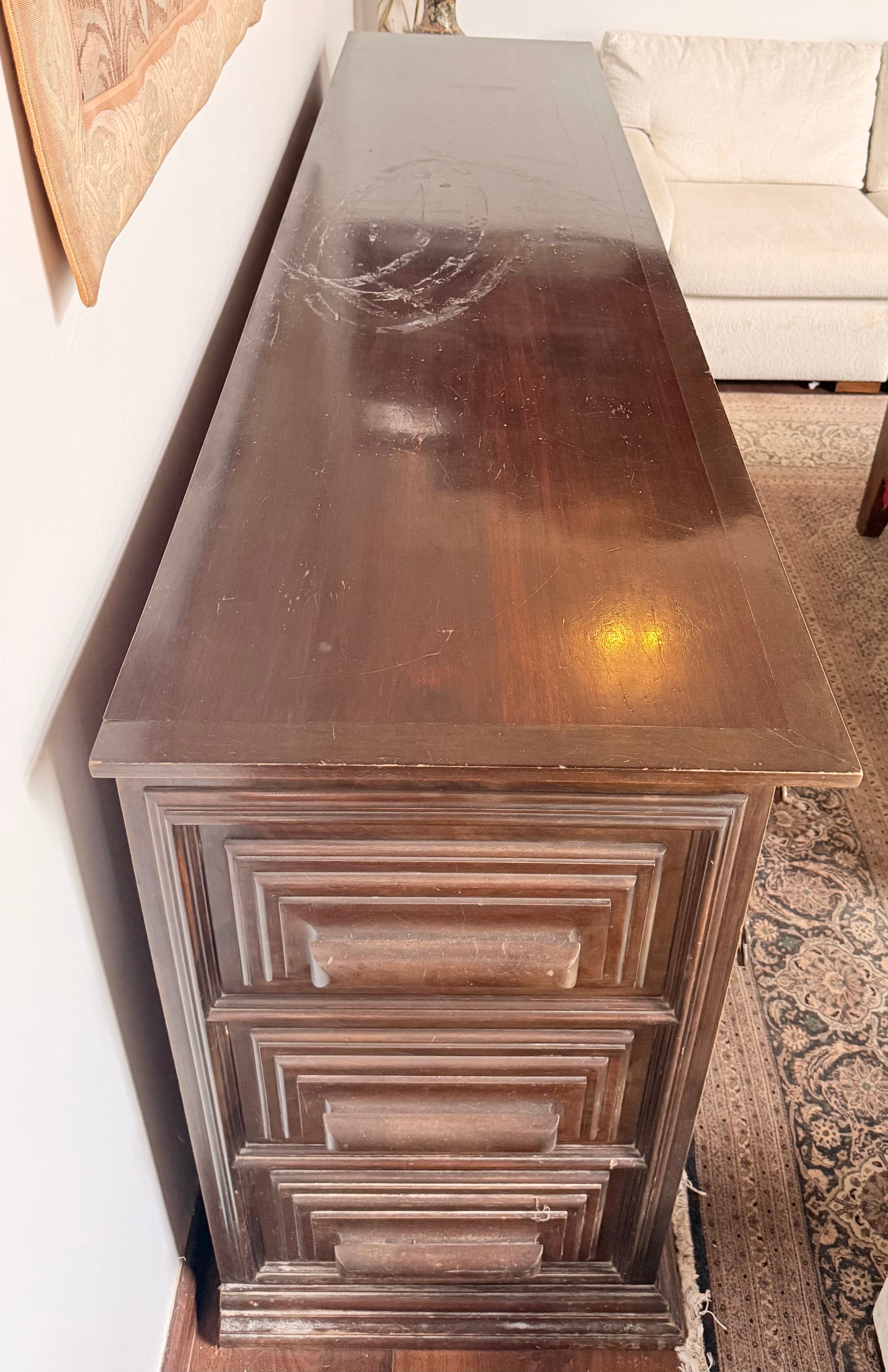Imponente Arca / Buffet antigo com frente almofadada