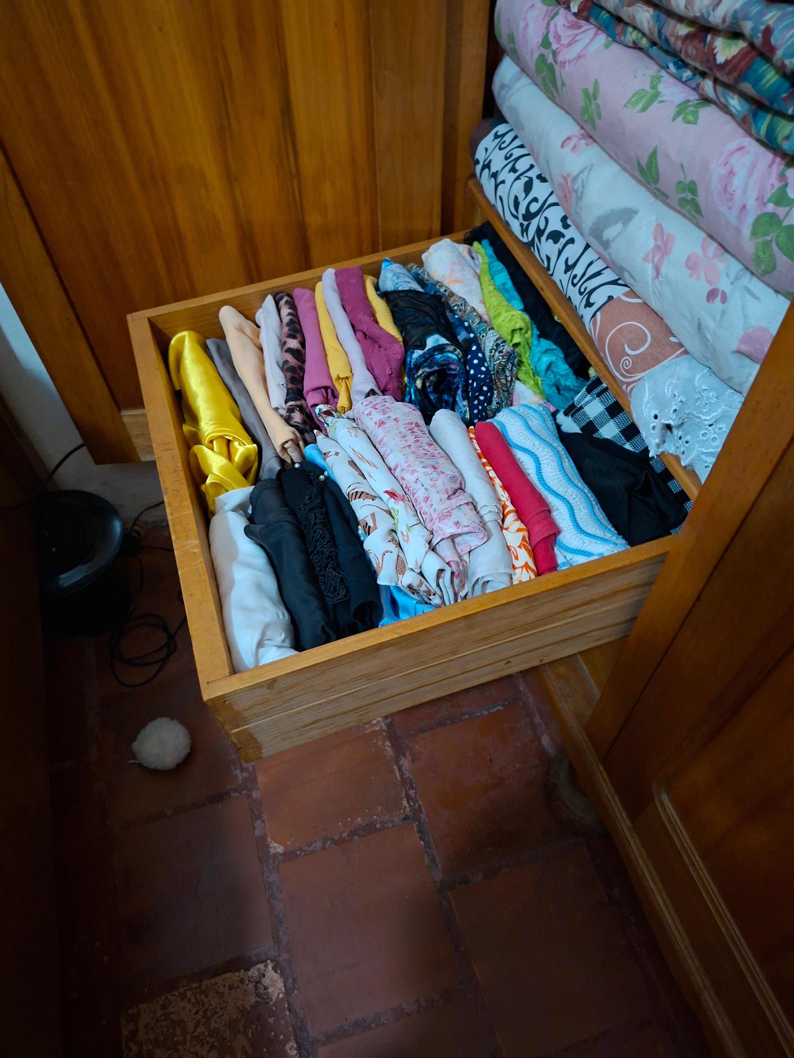 Guarda roupa antigo em madeira clara