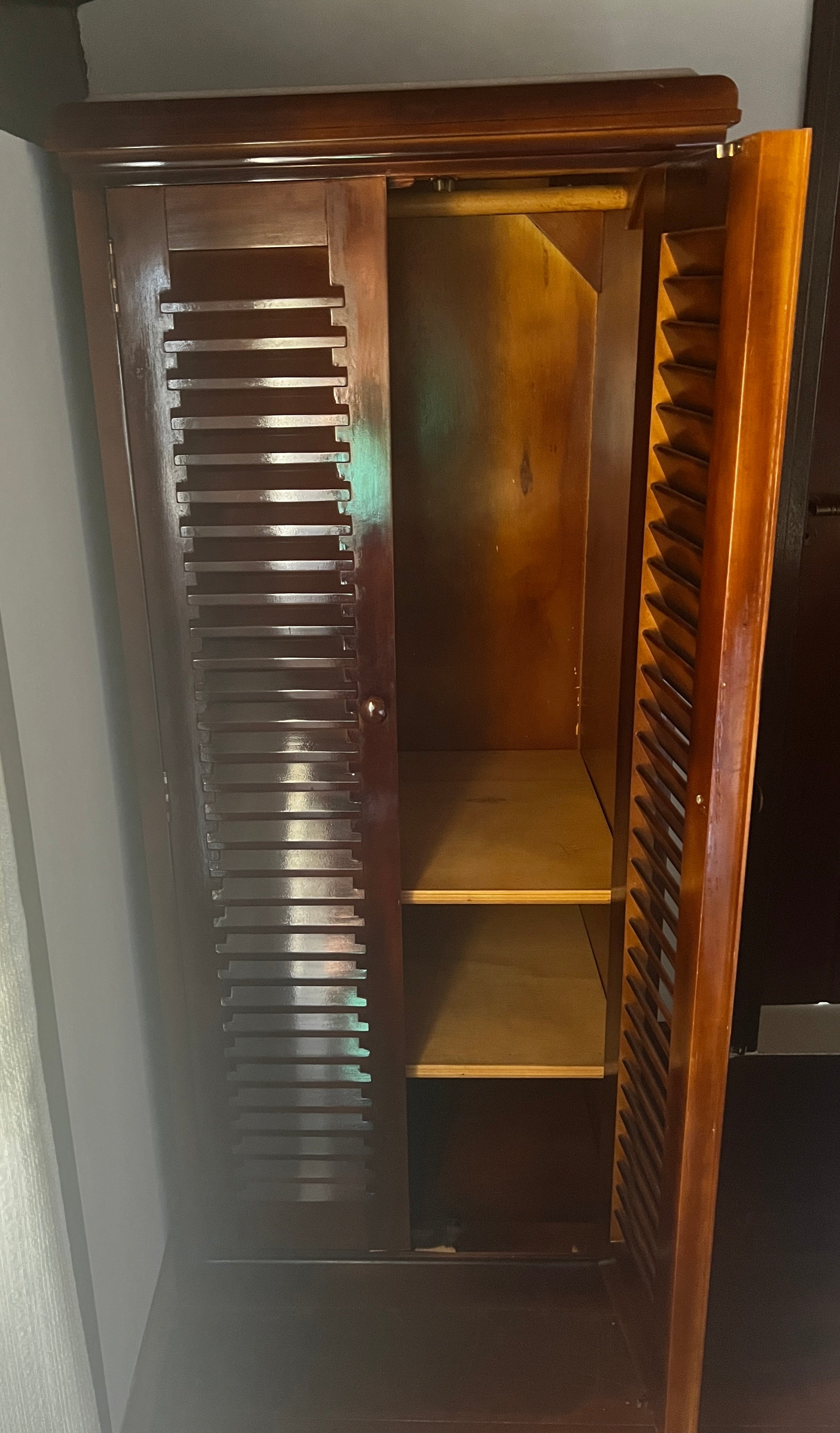 Roupeiro maciço com Mármore Travertino 