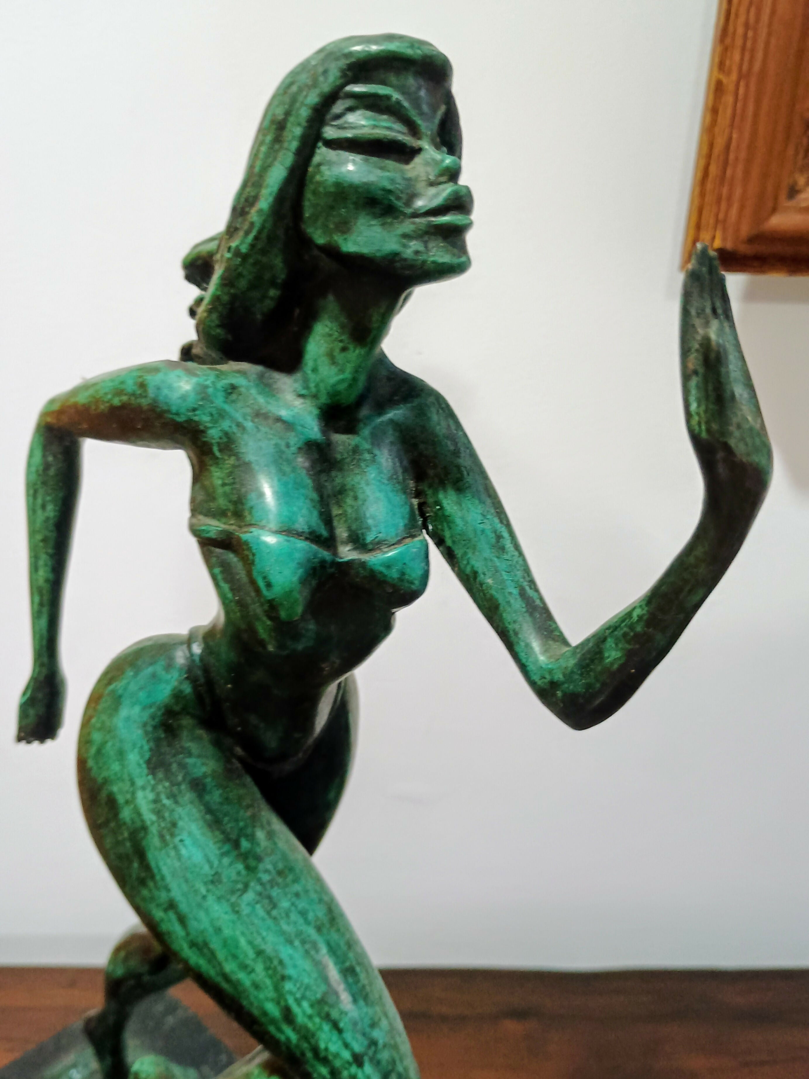 Escultura em bronze assinada e numerada de Mulher correndo - Cartunista Lan