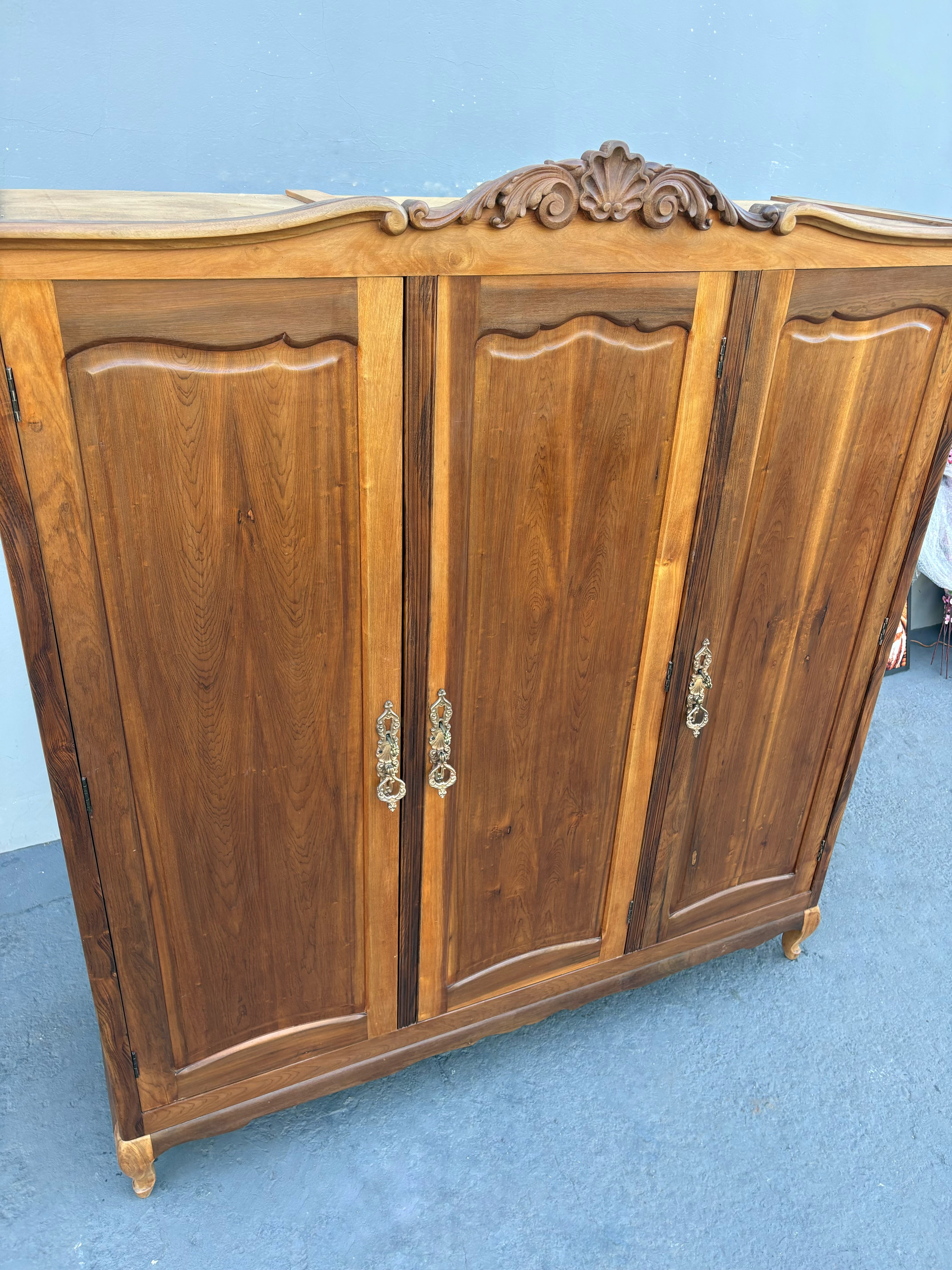 GUARDA-ROUPA EM IMBUIA MACIÇA RESTAURADO (3 PORTAS) 