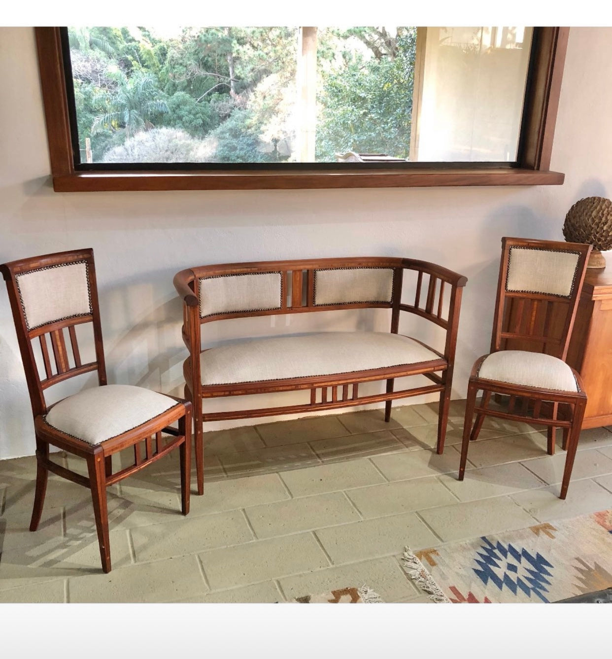 Namoradeira / Canapé em estilo Art Déco com estofado claro com tachinhas