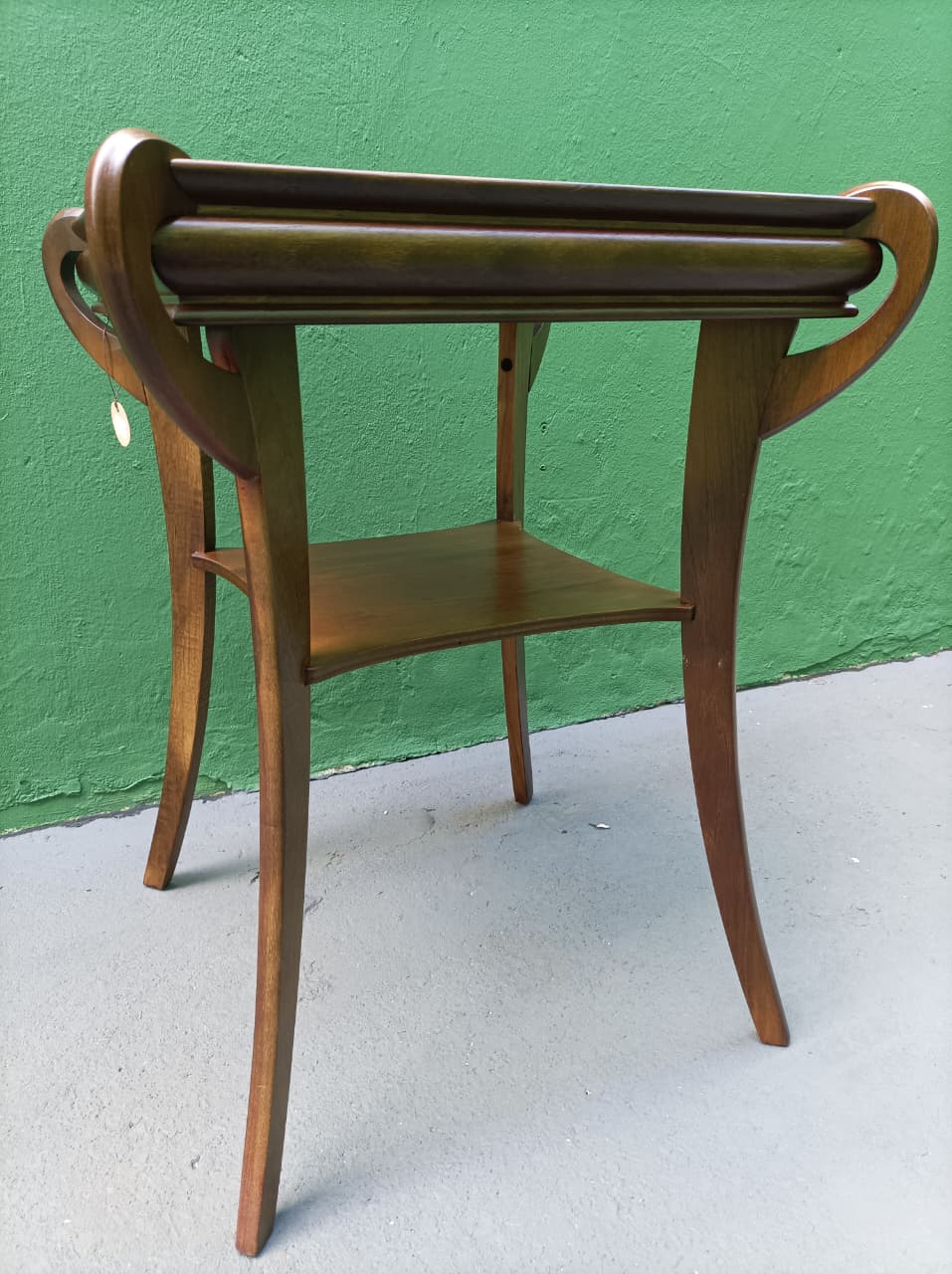 Mesa Lateral Vintage em Madeira com Tampo Quadrado e Detalhes Curvos